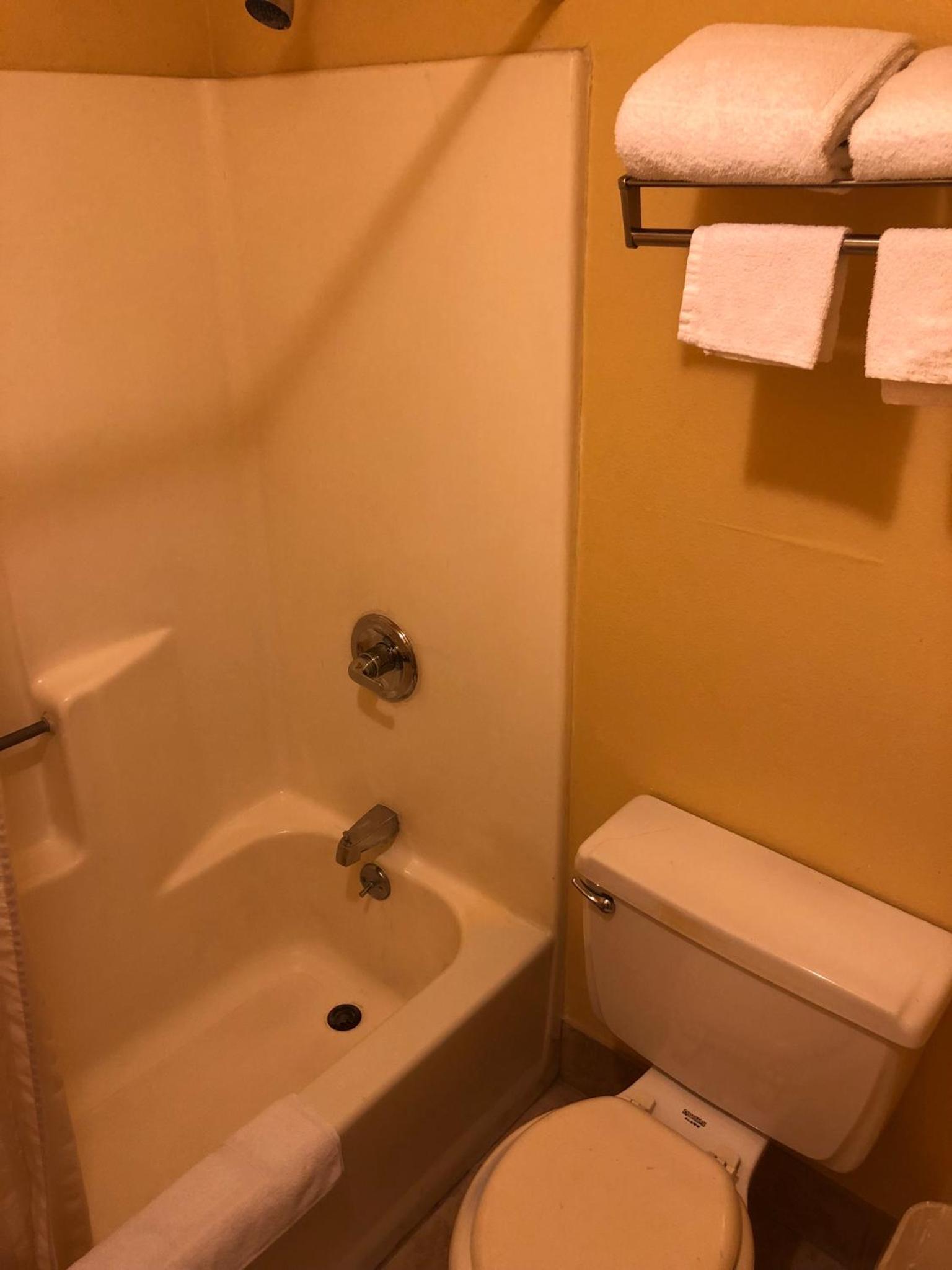 Deluxe Inn Motel photo 8