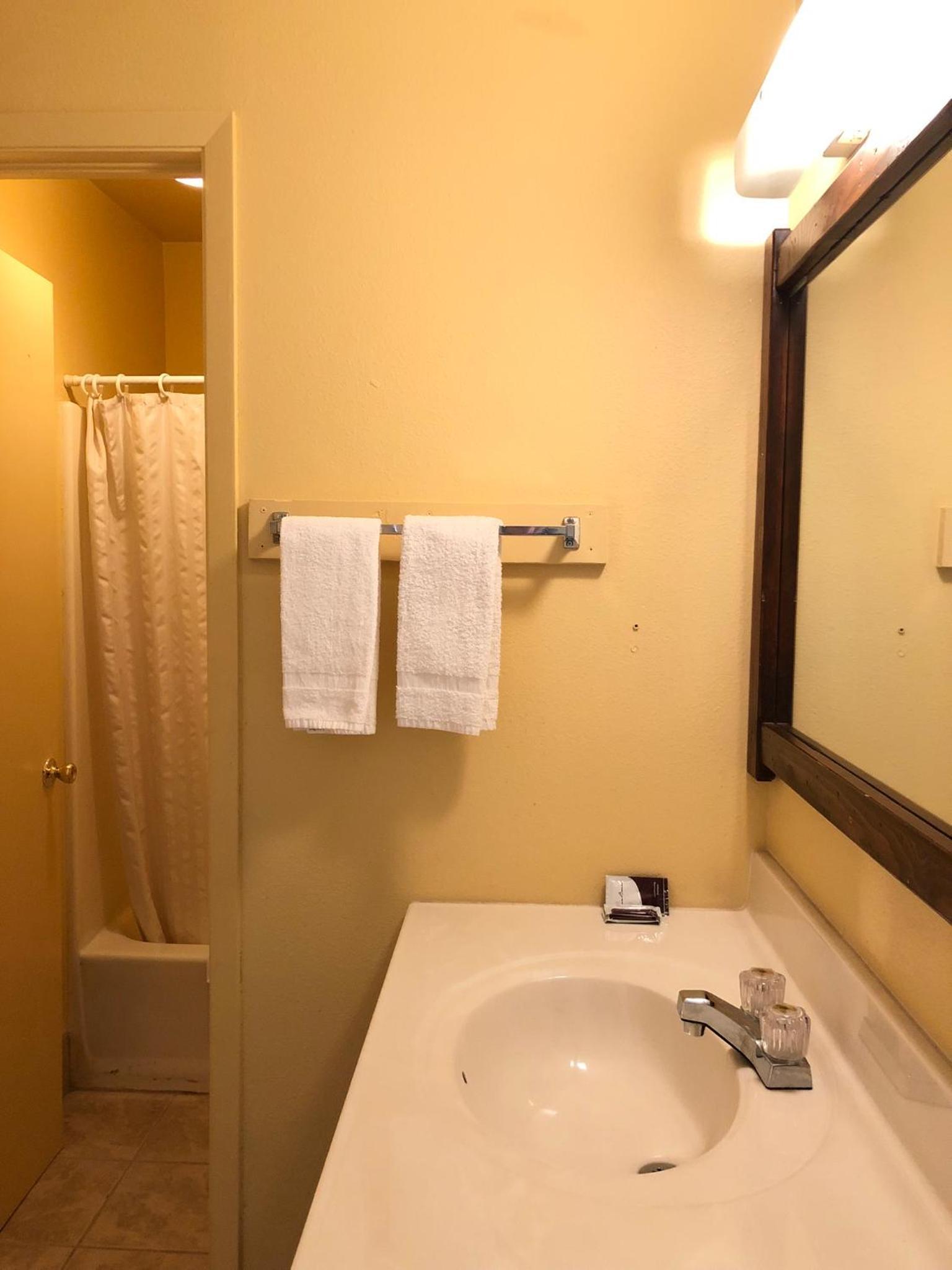 Deluxe Inn Motel photo 7