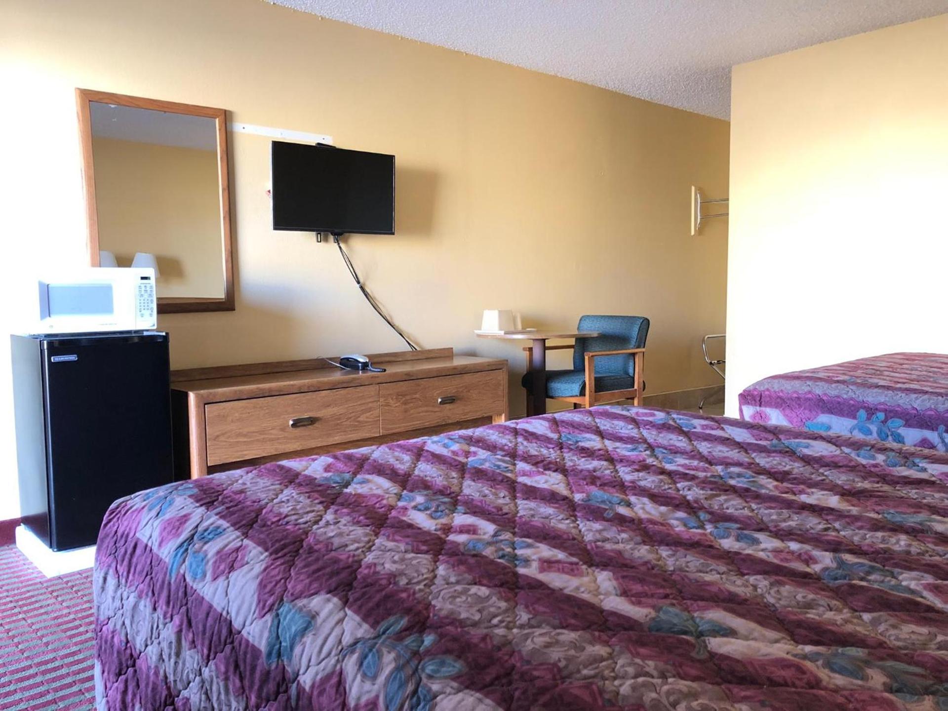 Deluxe Inn Motel photo 6