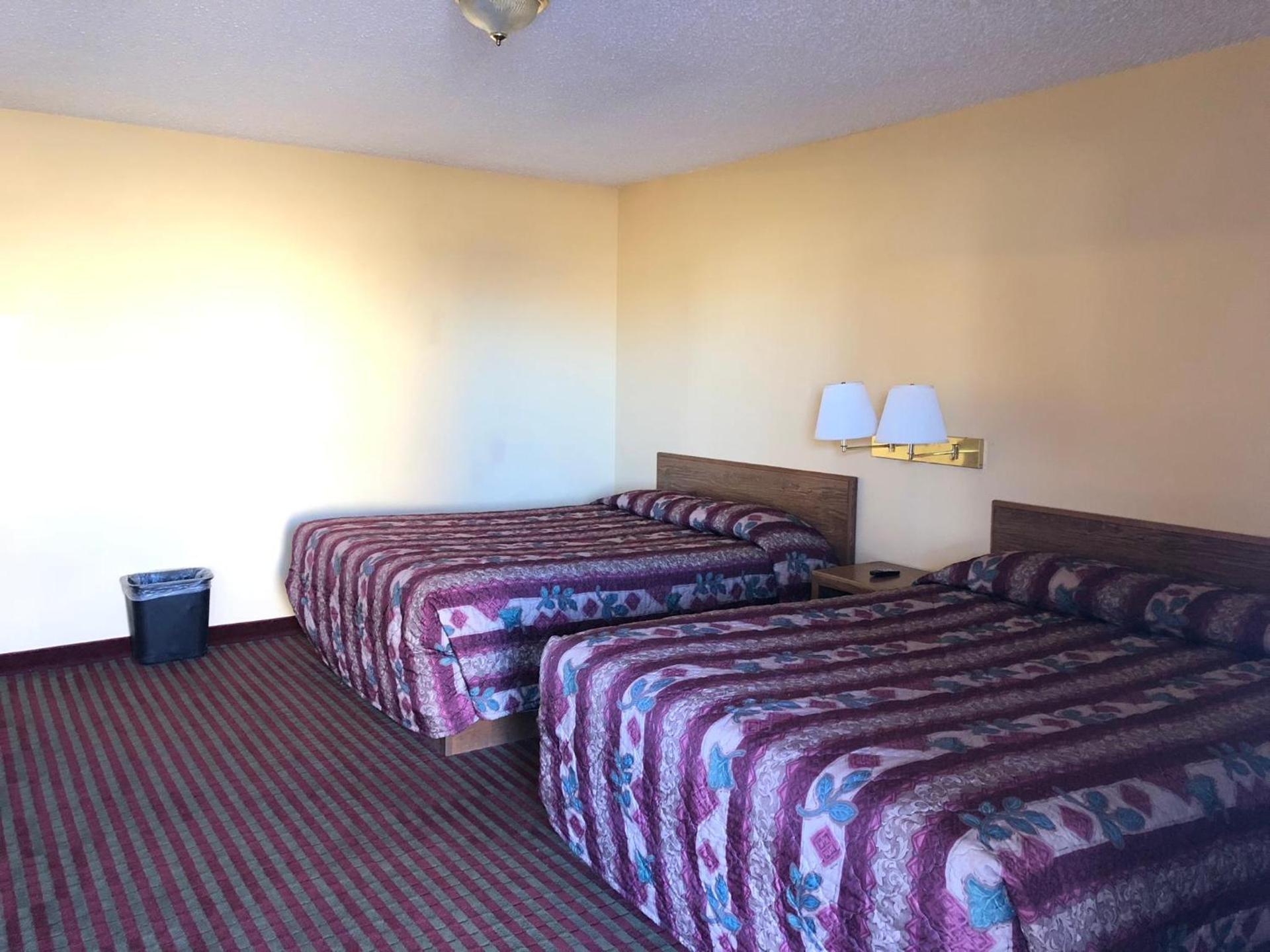 Deluxe Inn Motel photo 5
