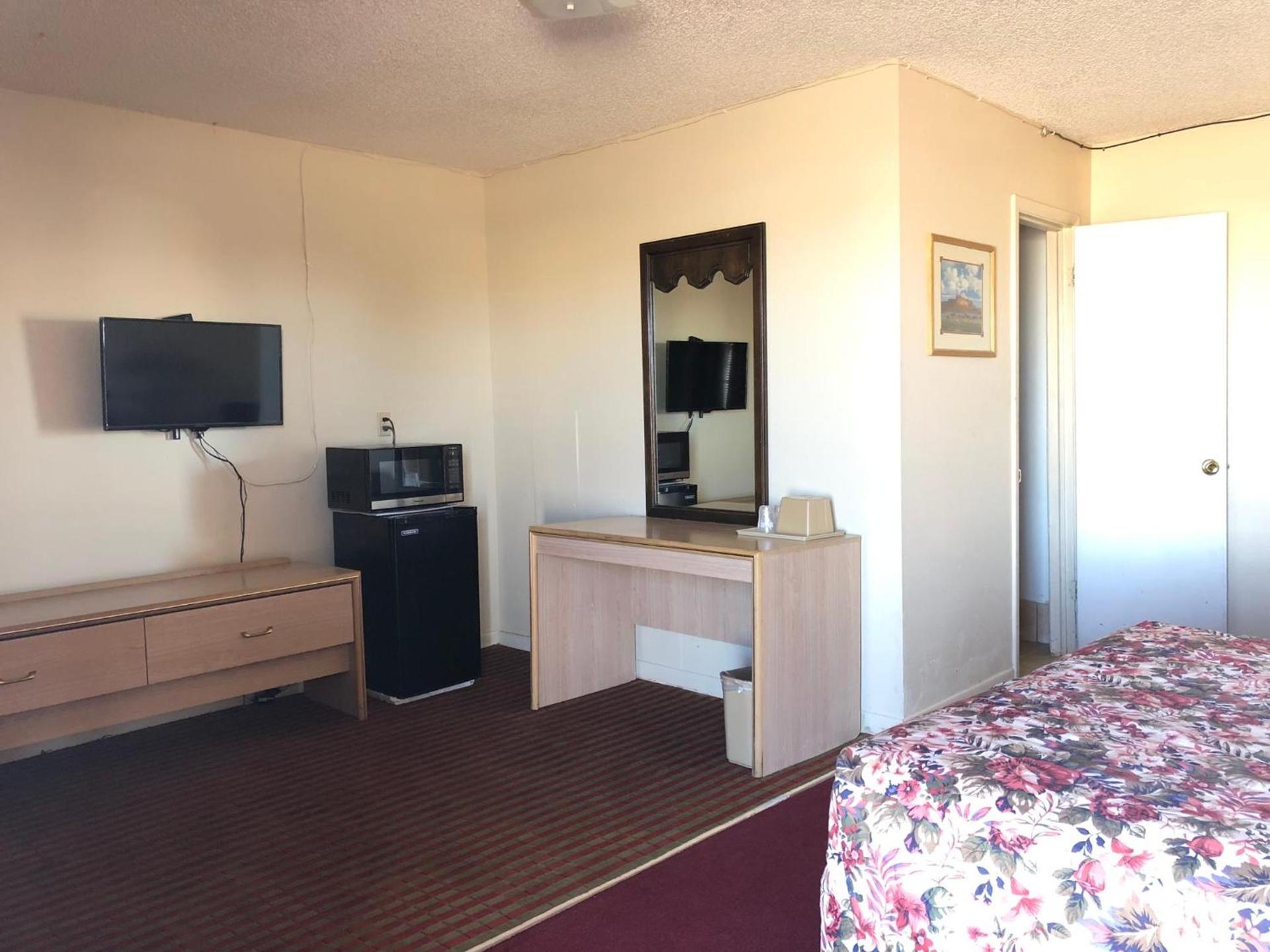 Deluxe Inn Motel photo 19