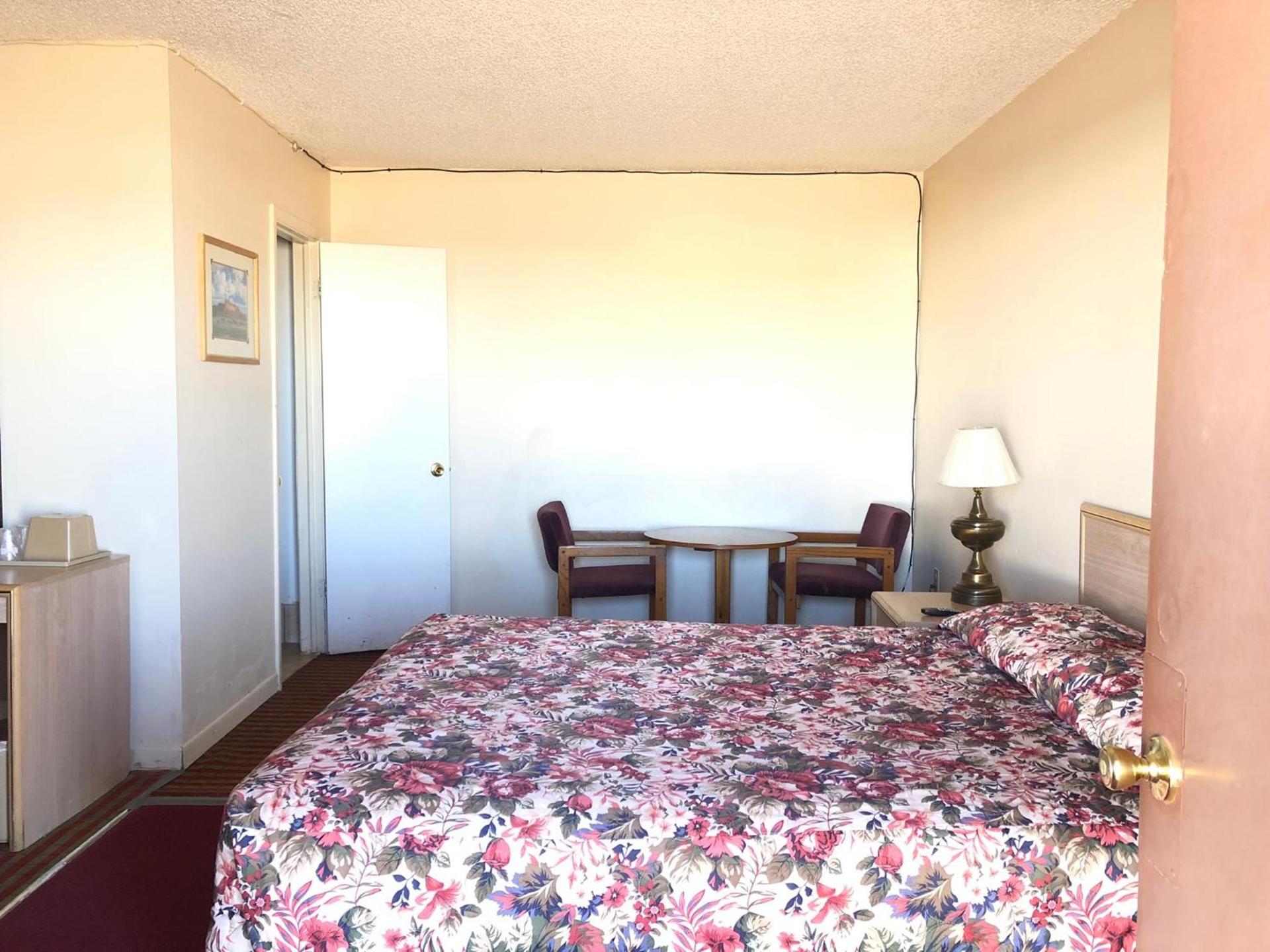 Deluxe Inn Motel photo 20