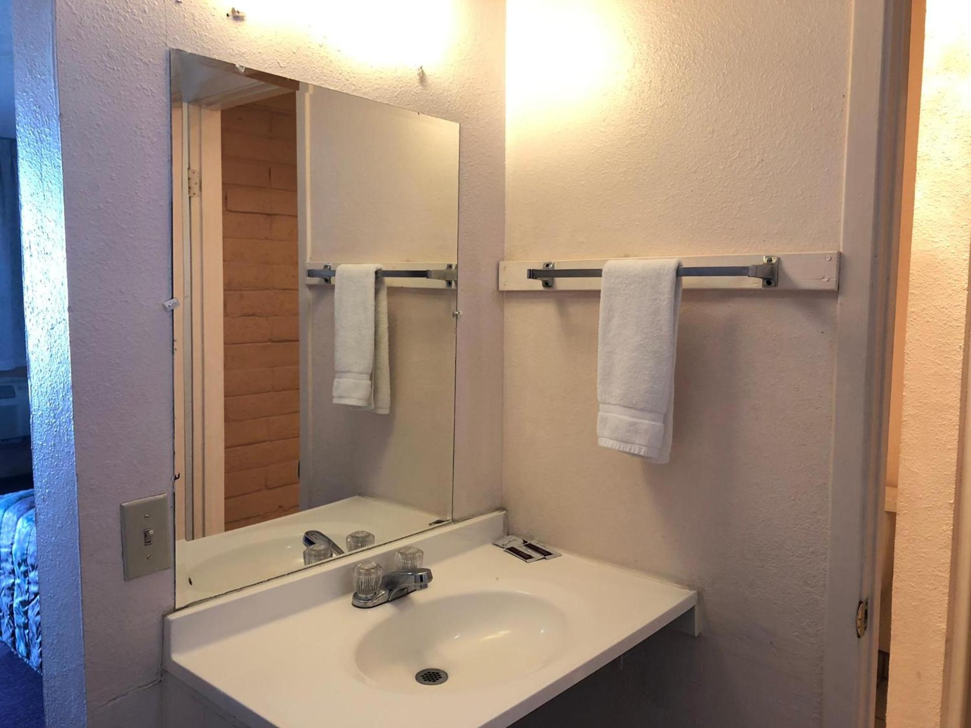 Deluxe Inn Motel photo 13