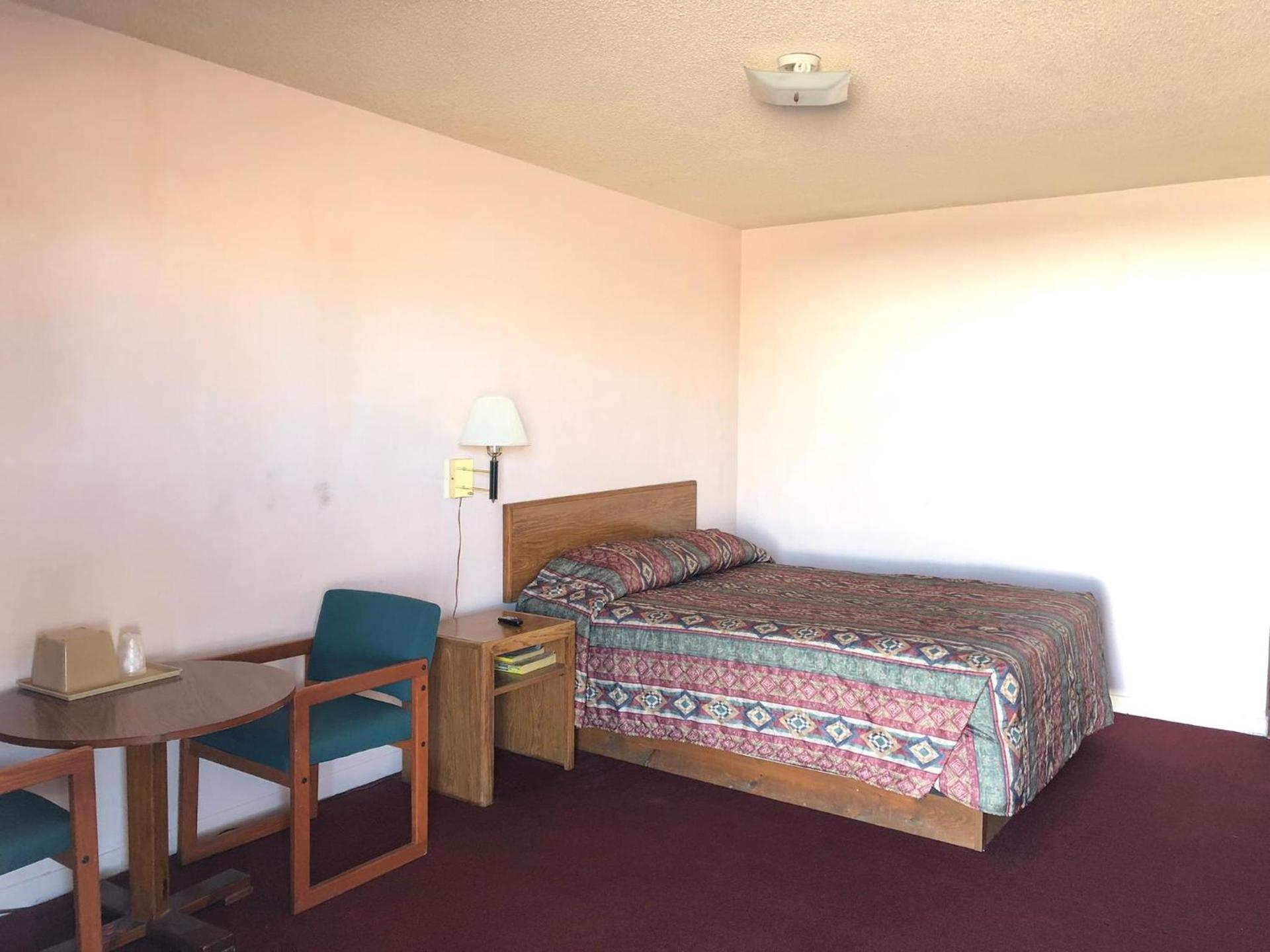 Deluxe Inn Motel photo 12