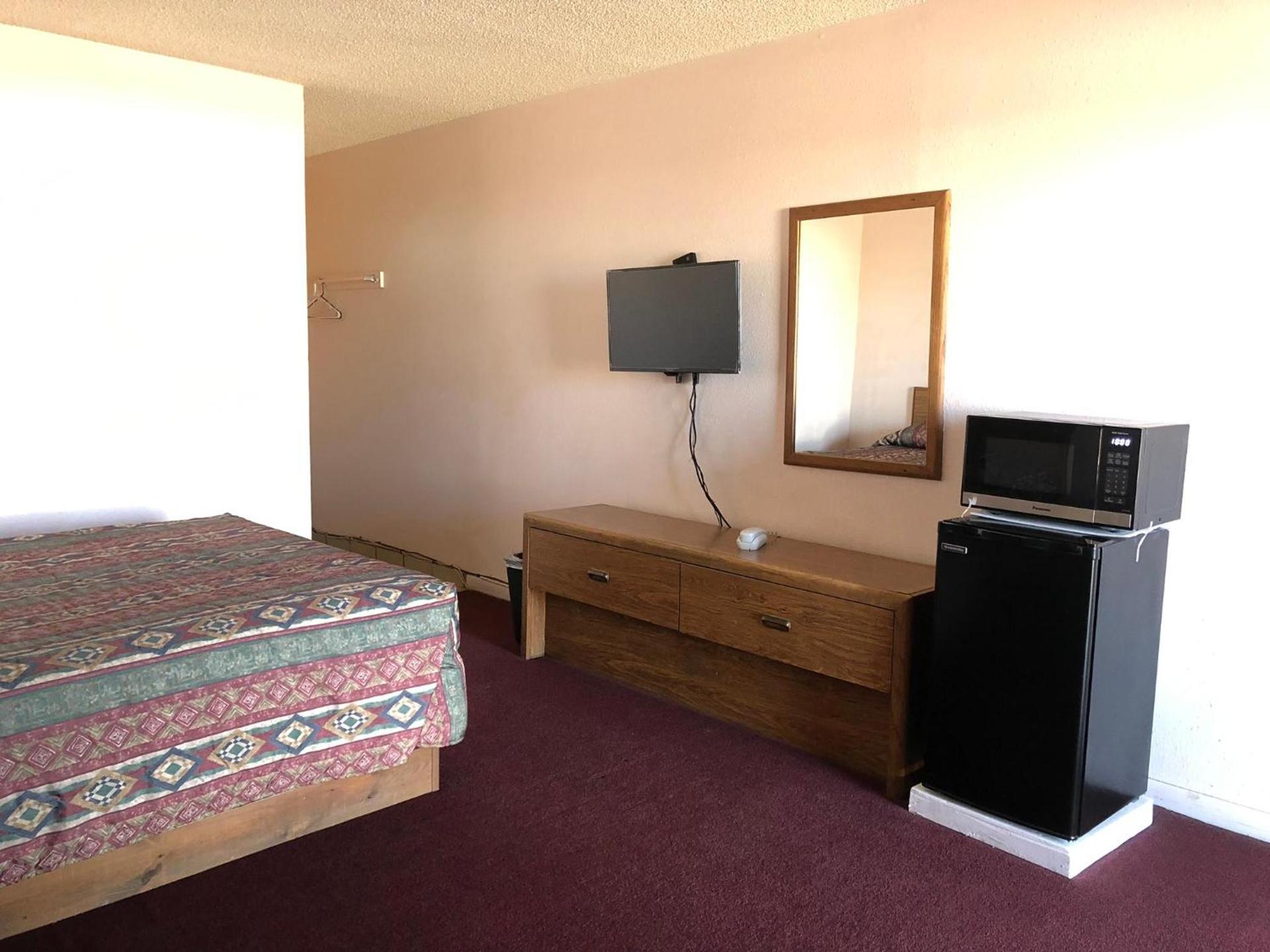 Deluxe Inn Motel photo 11