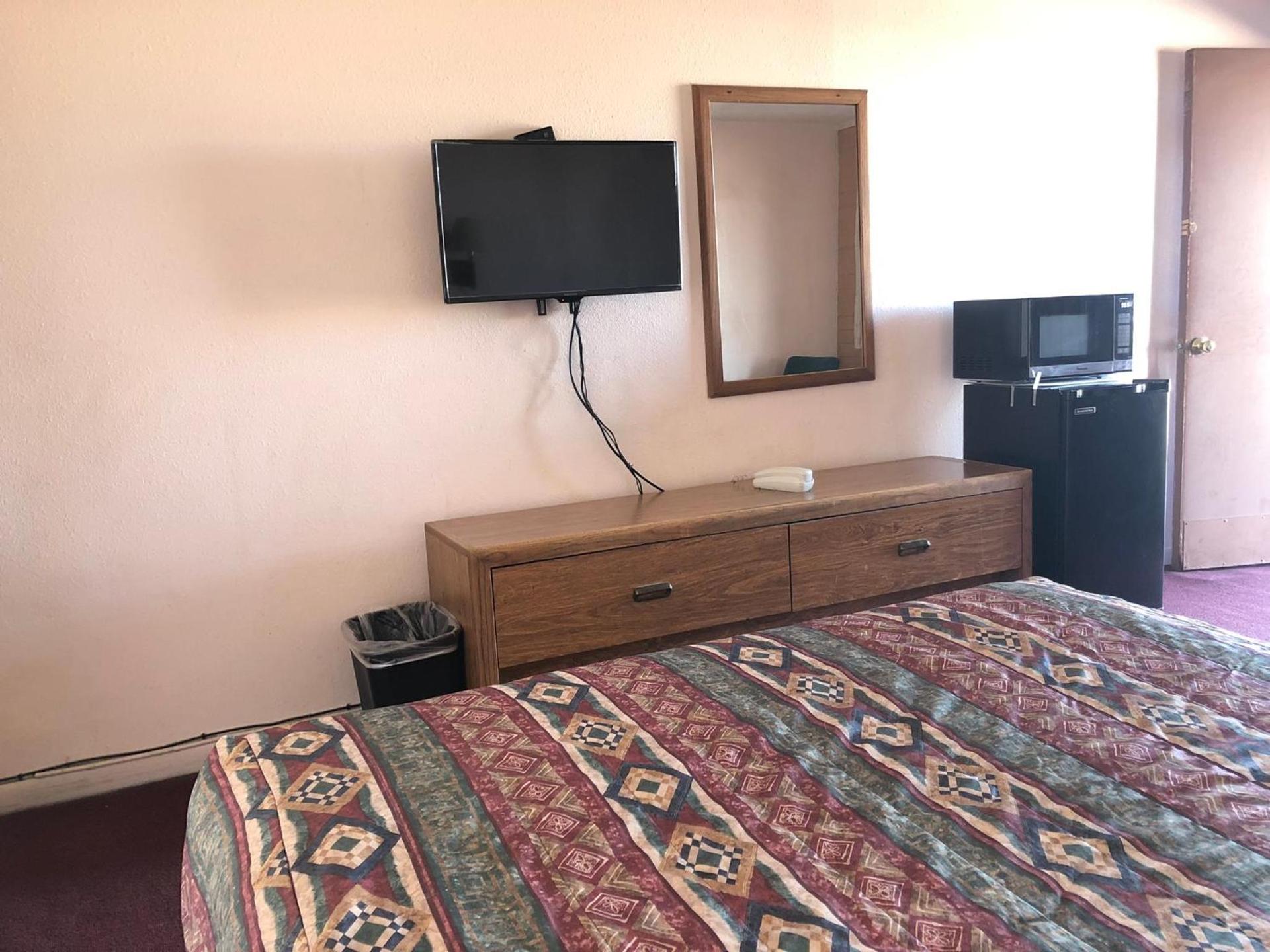 Deluxe Inn Motel photo 10