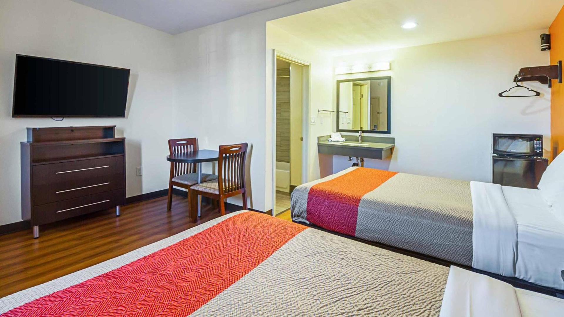 Motel 6 Maple/Main photo 14