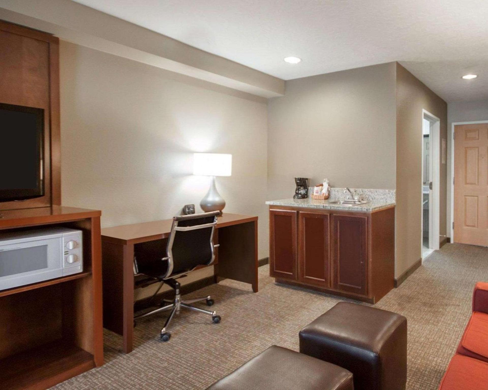 Comfort Suites Airport photo 23