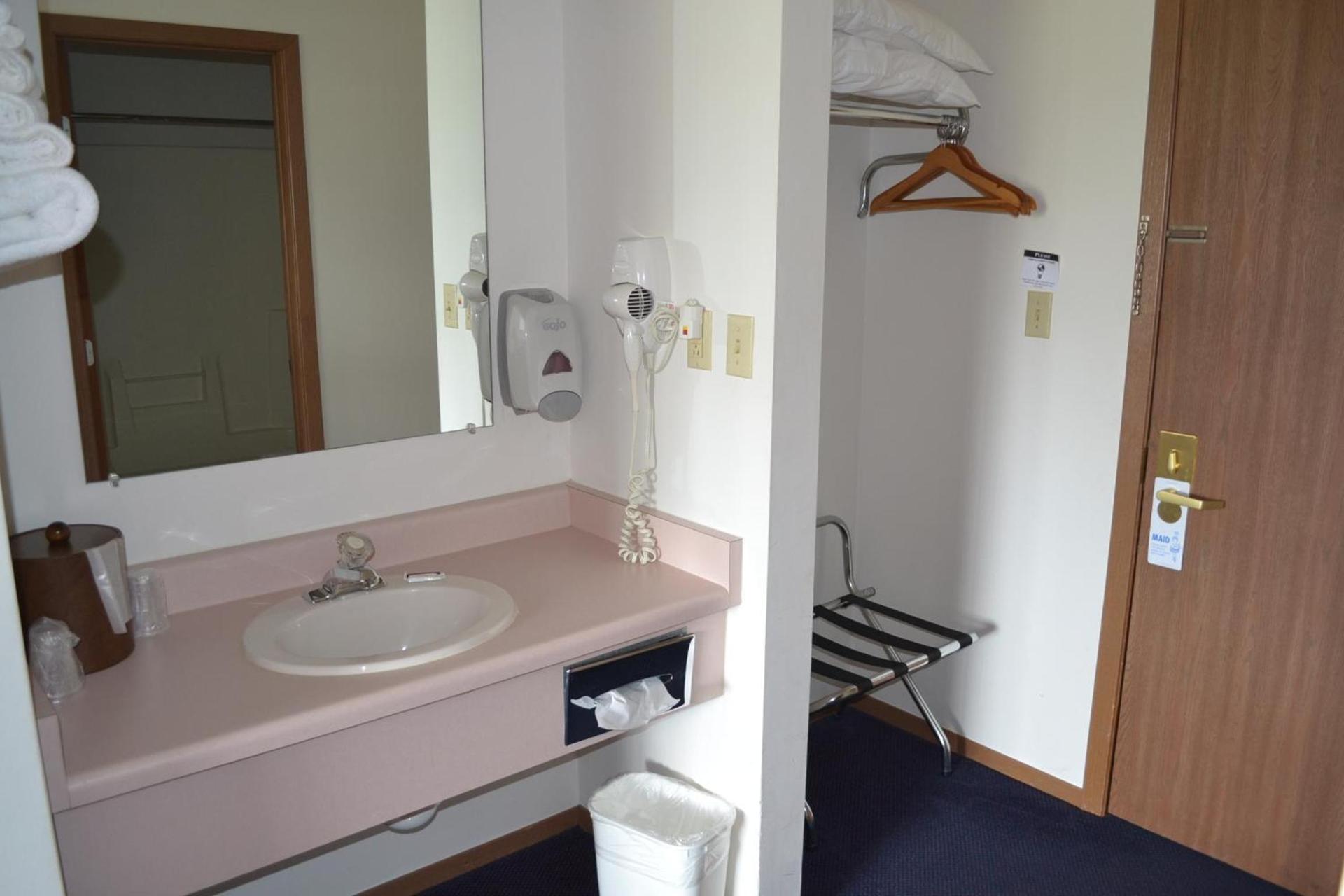 Sky Lodge Inn & Suites - Delavan photo 33