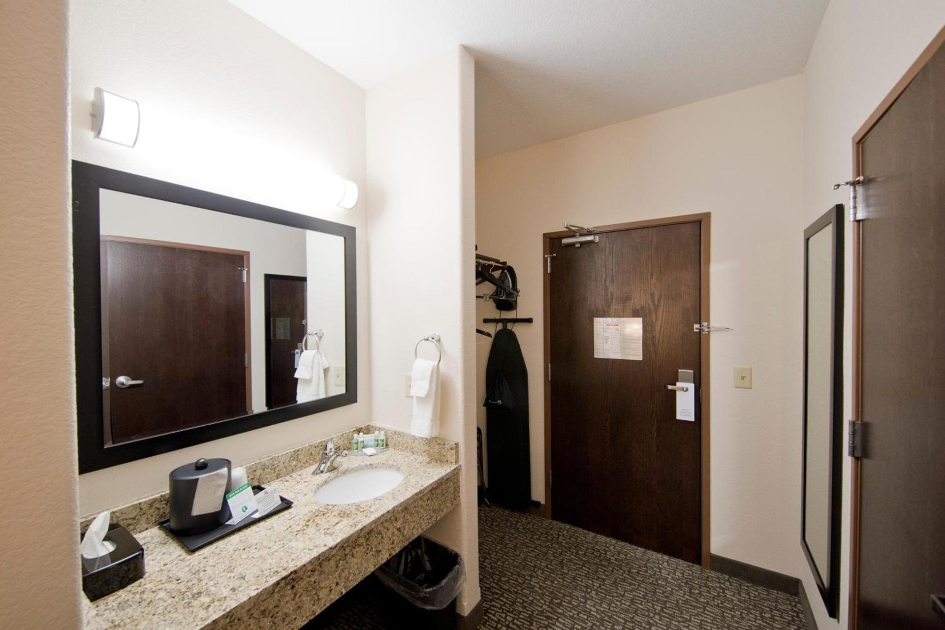 Cobblestone Inn & Suites – Manchester photo 5