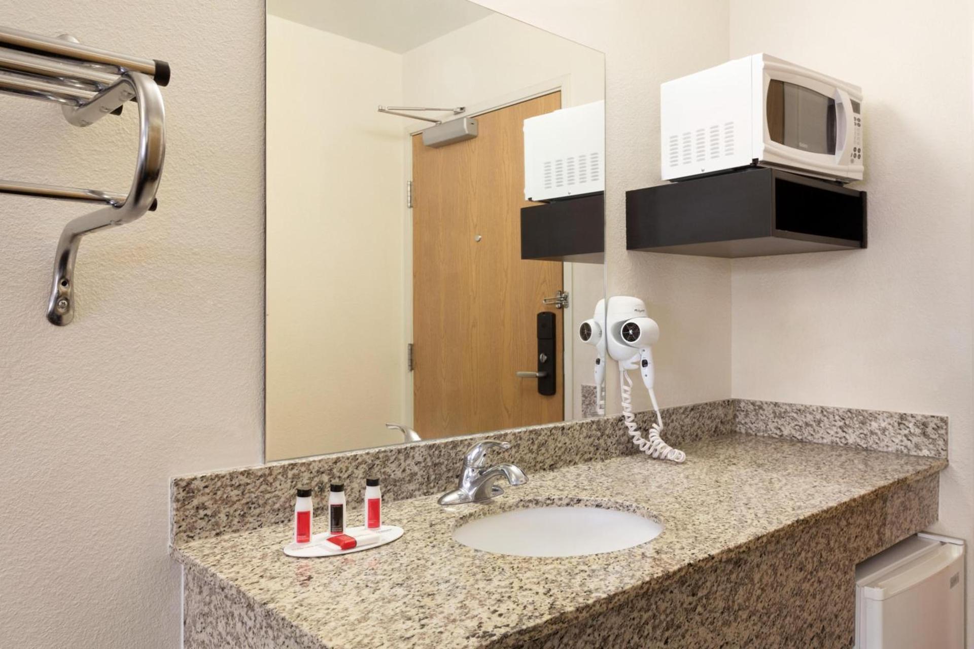 Travelodge by Wyndham Alpine photo 17