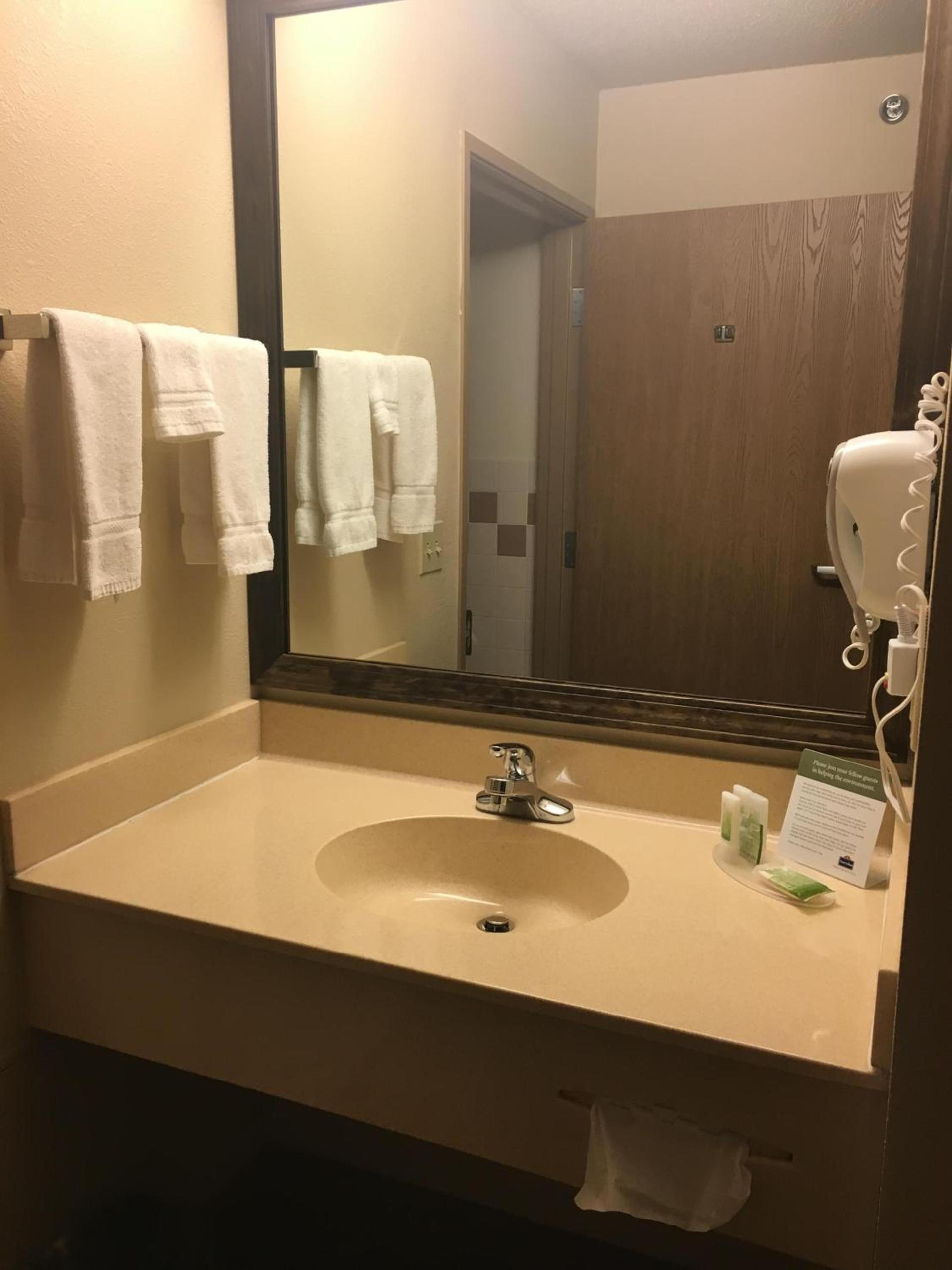 AmericInn by Wyndham Monmouth photo 18