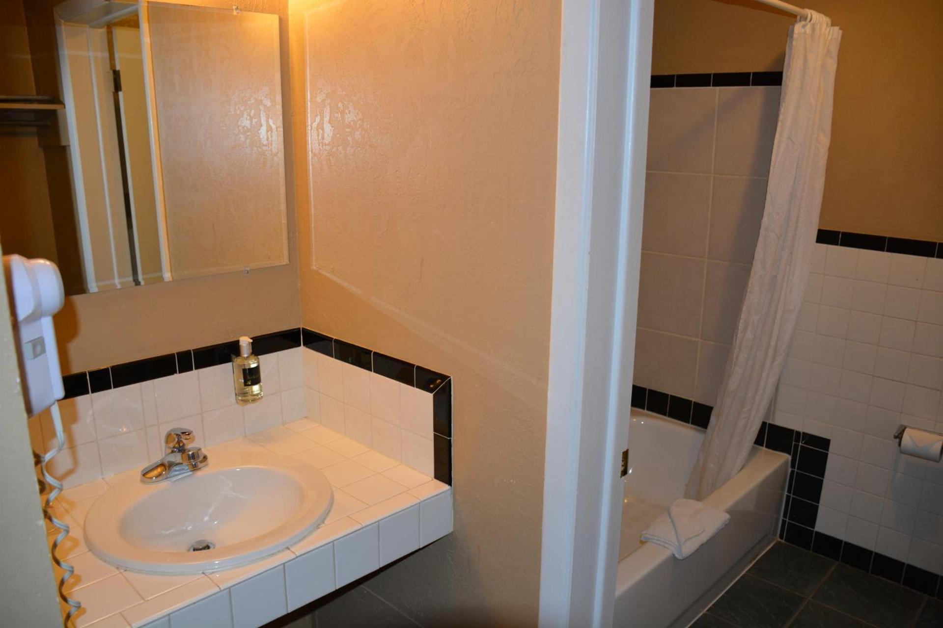Sitzmark Chalet Inn photo 39