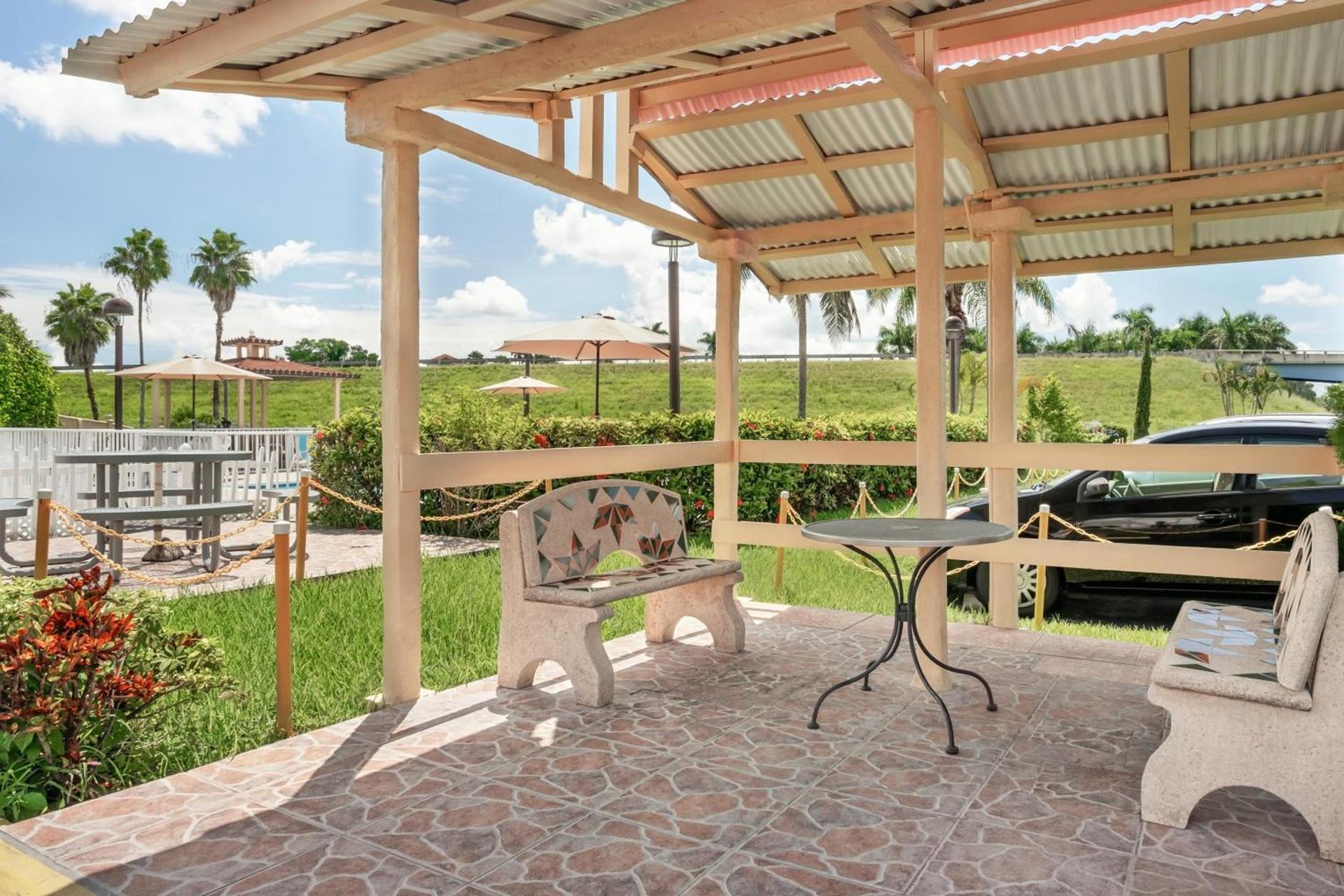 Belmont Inn & Suites photo 2