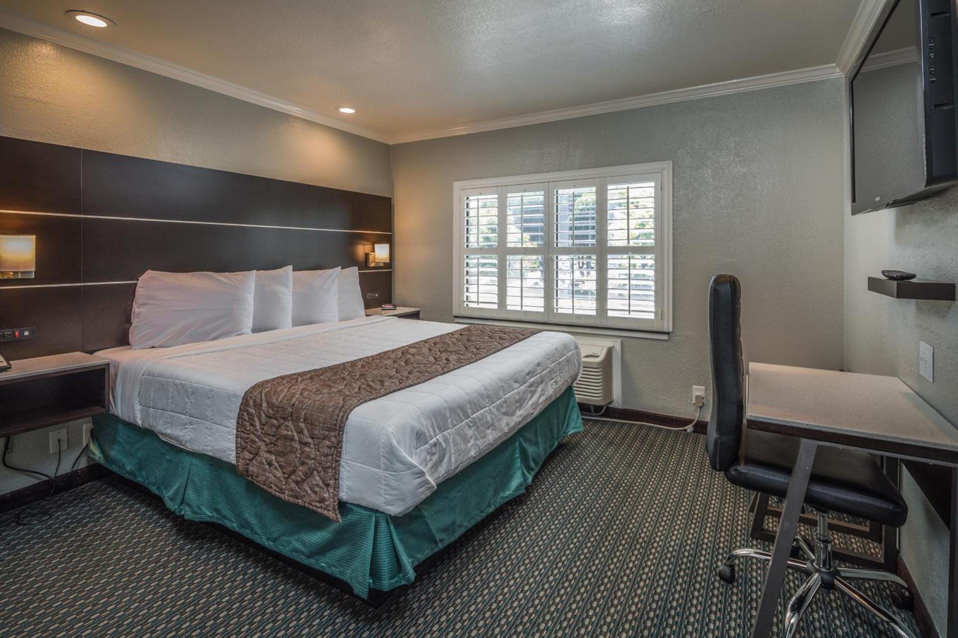 Bayhill Inn photo 15