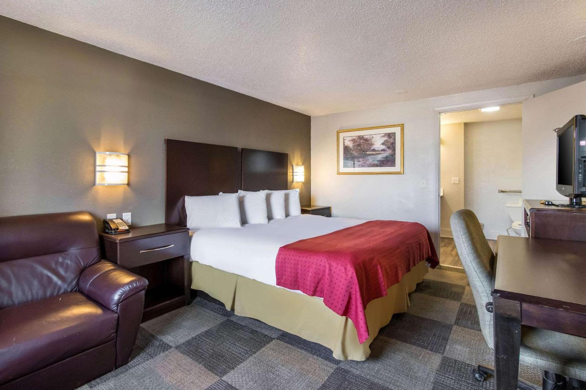 Rodeway Inn Near Hall of Fame photo 12