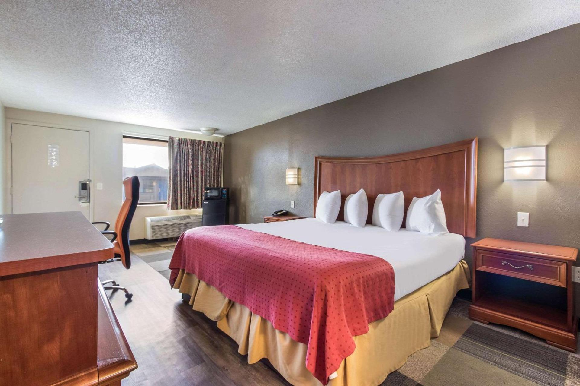 Rodeway Inn Near Hall of Fame photo 18