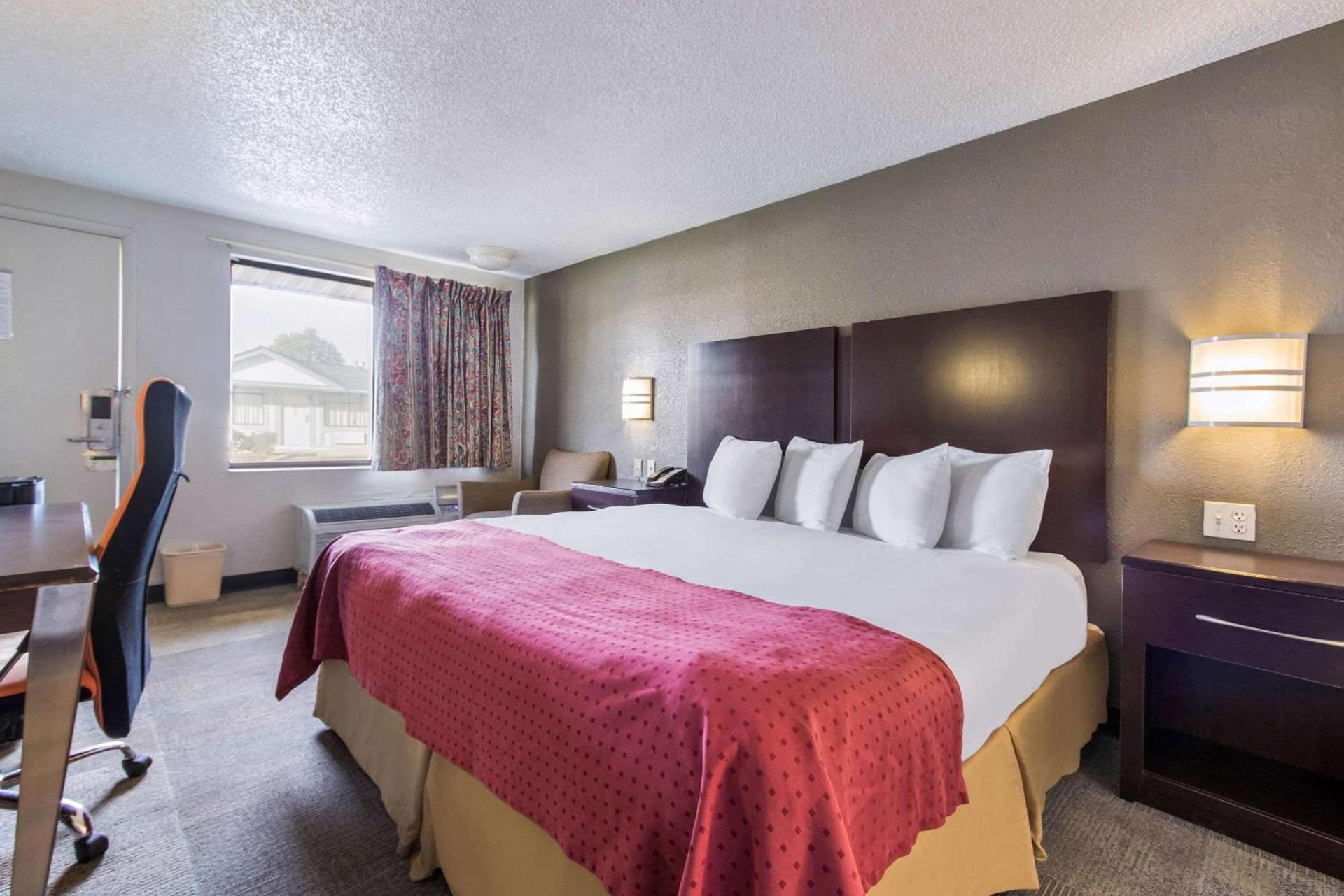 Rodeway Inn Near Hall of Fame photo 10