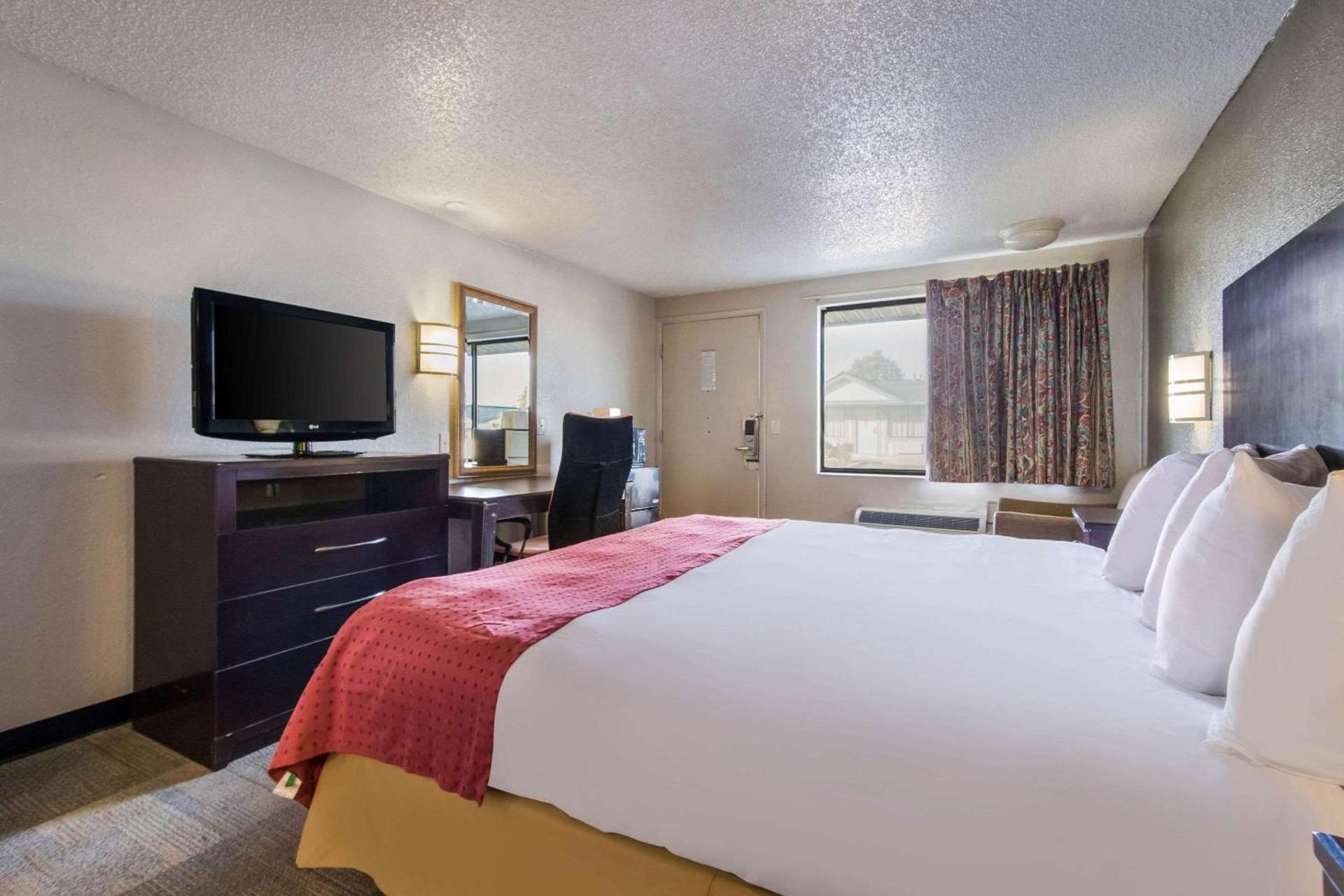 Rodeway Inn Near Hall of Fame photo 11