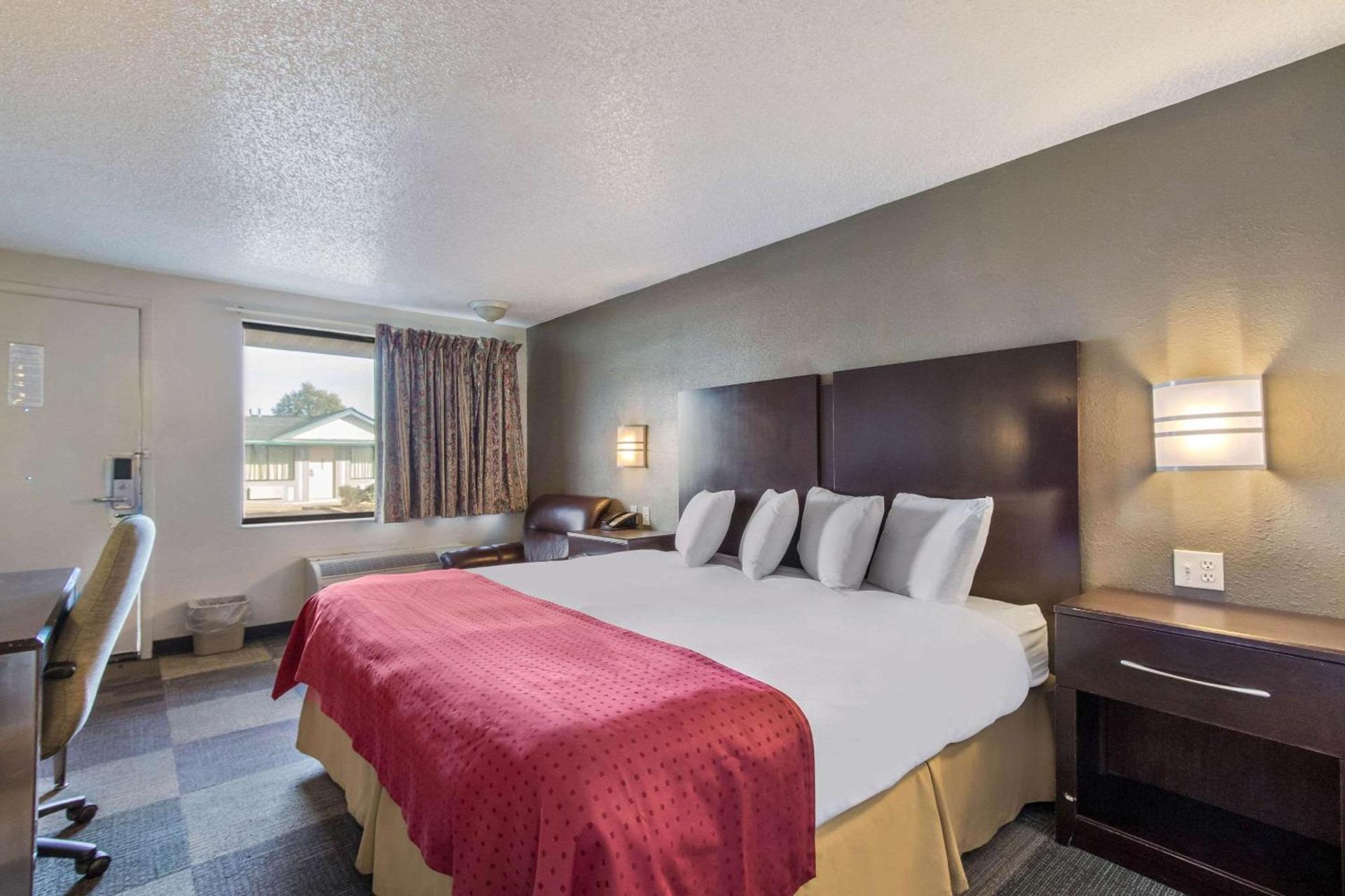 Rodeway Inn Near Hall of Fame photo 13