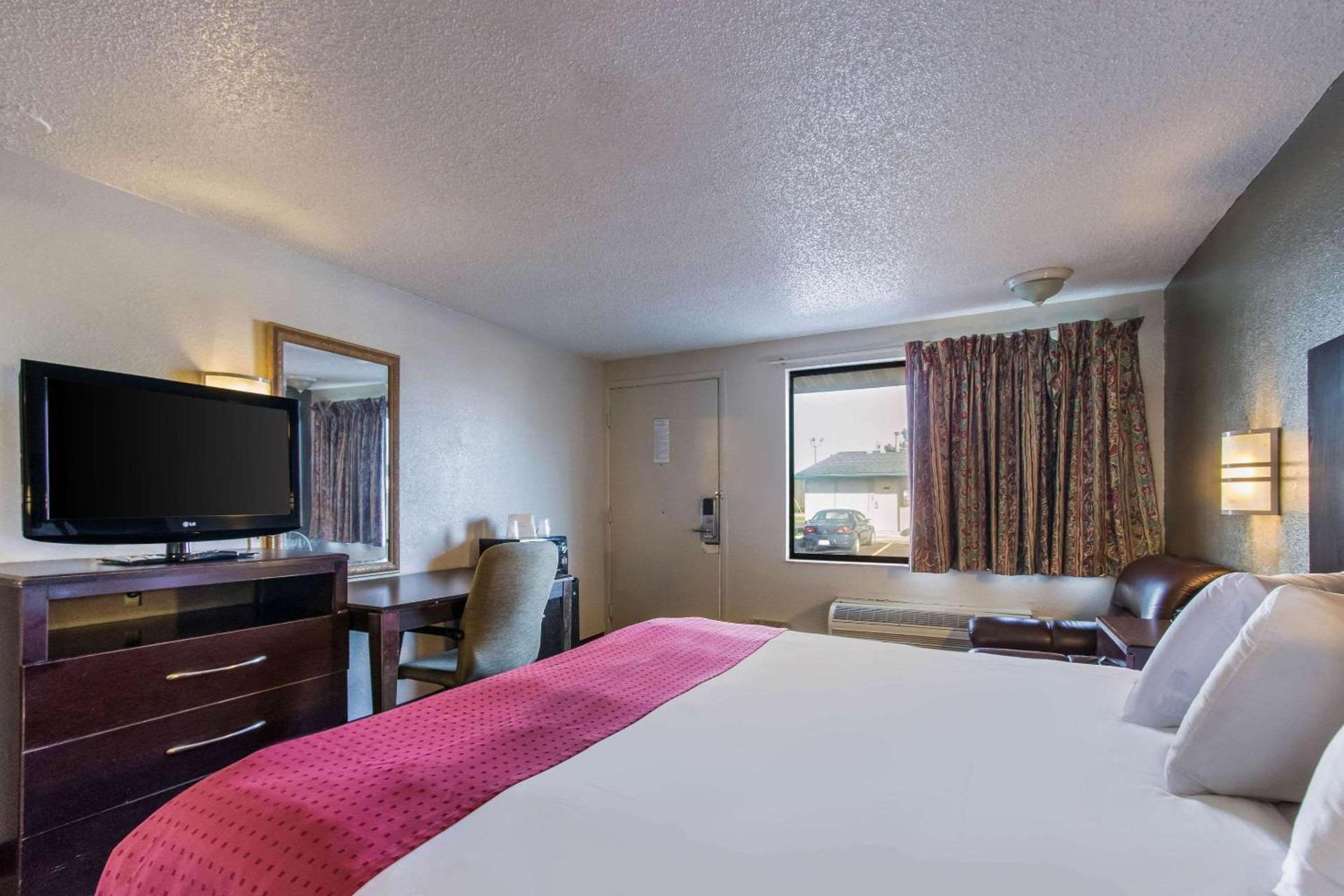 Rodeway Inn Near Hall of Fame photo 14