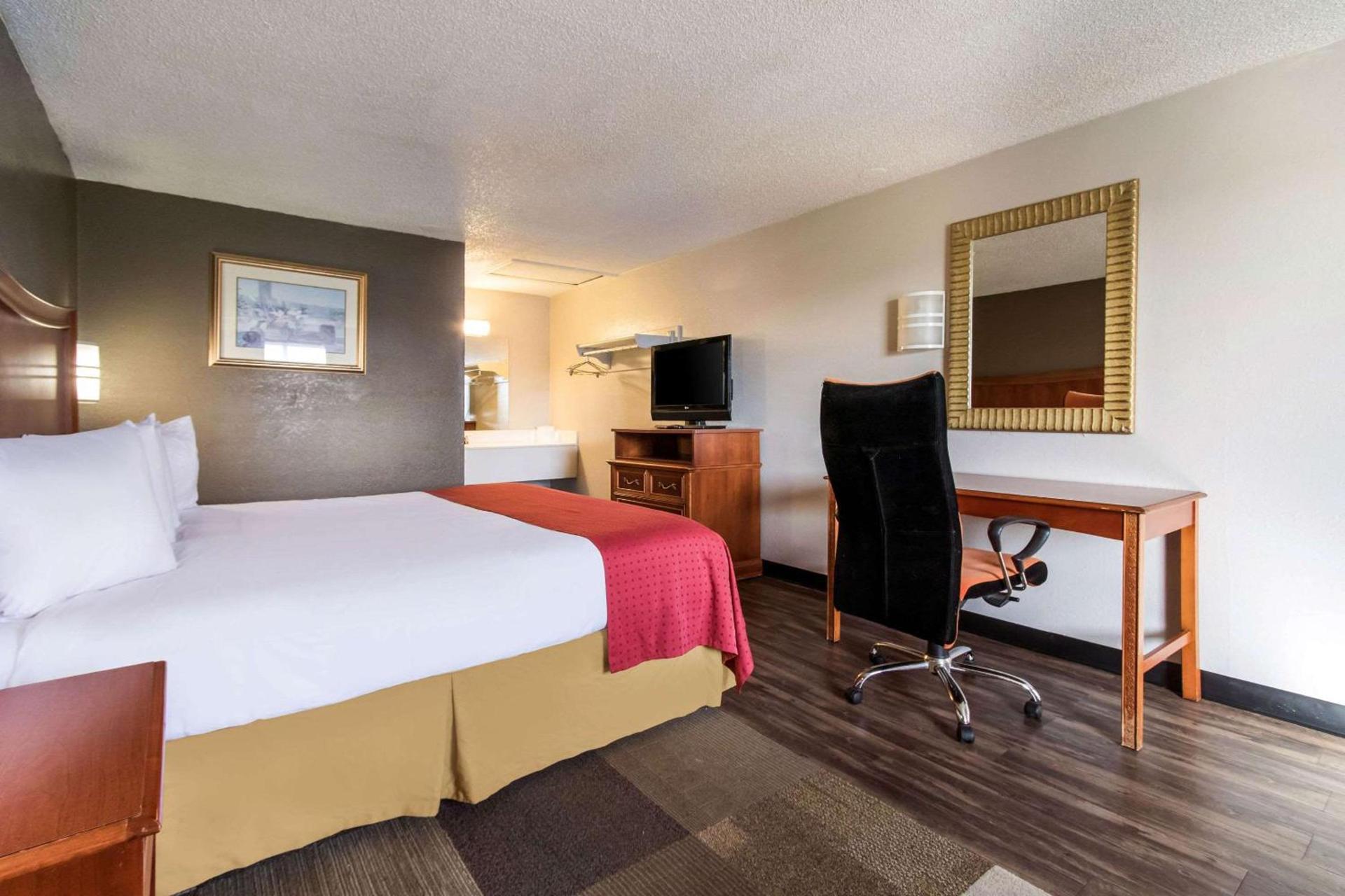 Rodeway Inn Near Hall of Fame photo 17