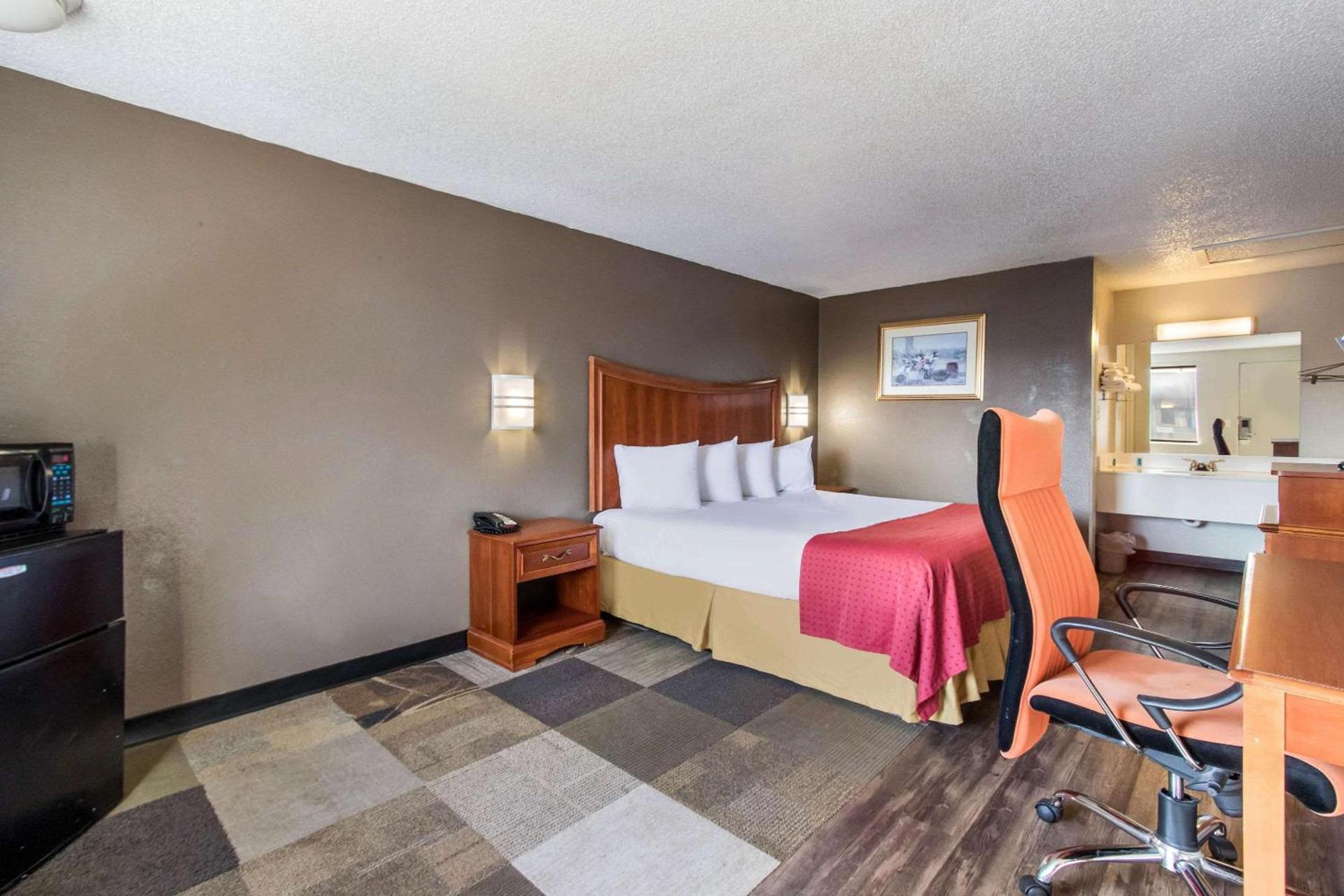 Rodeway Inn Near Hall of Fame photo 16