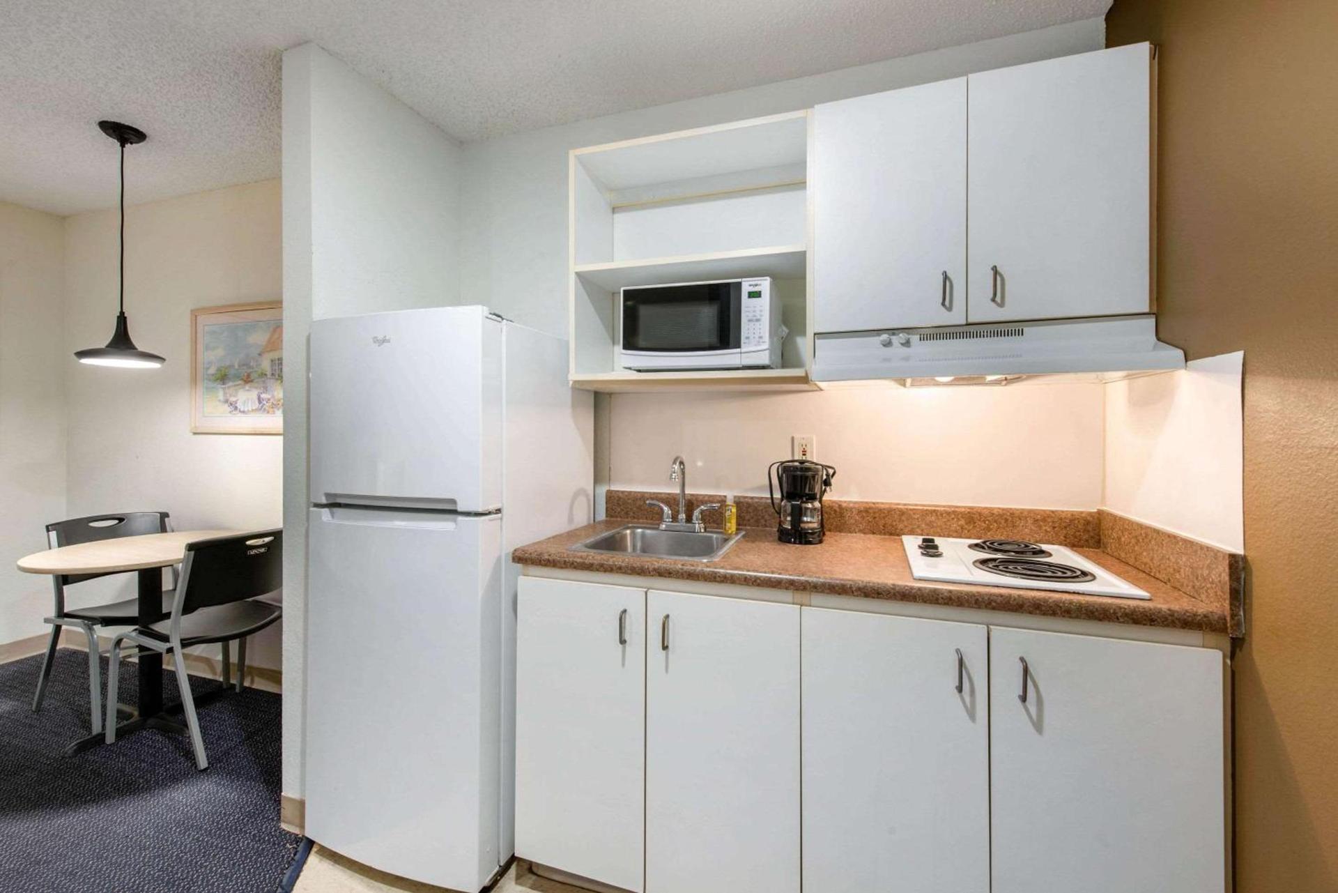 Birch Hill Suites - Lakeland photo 16