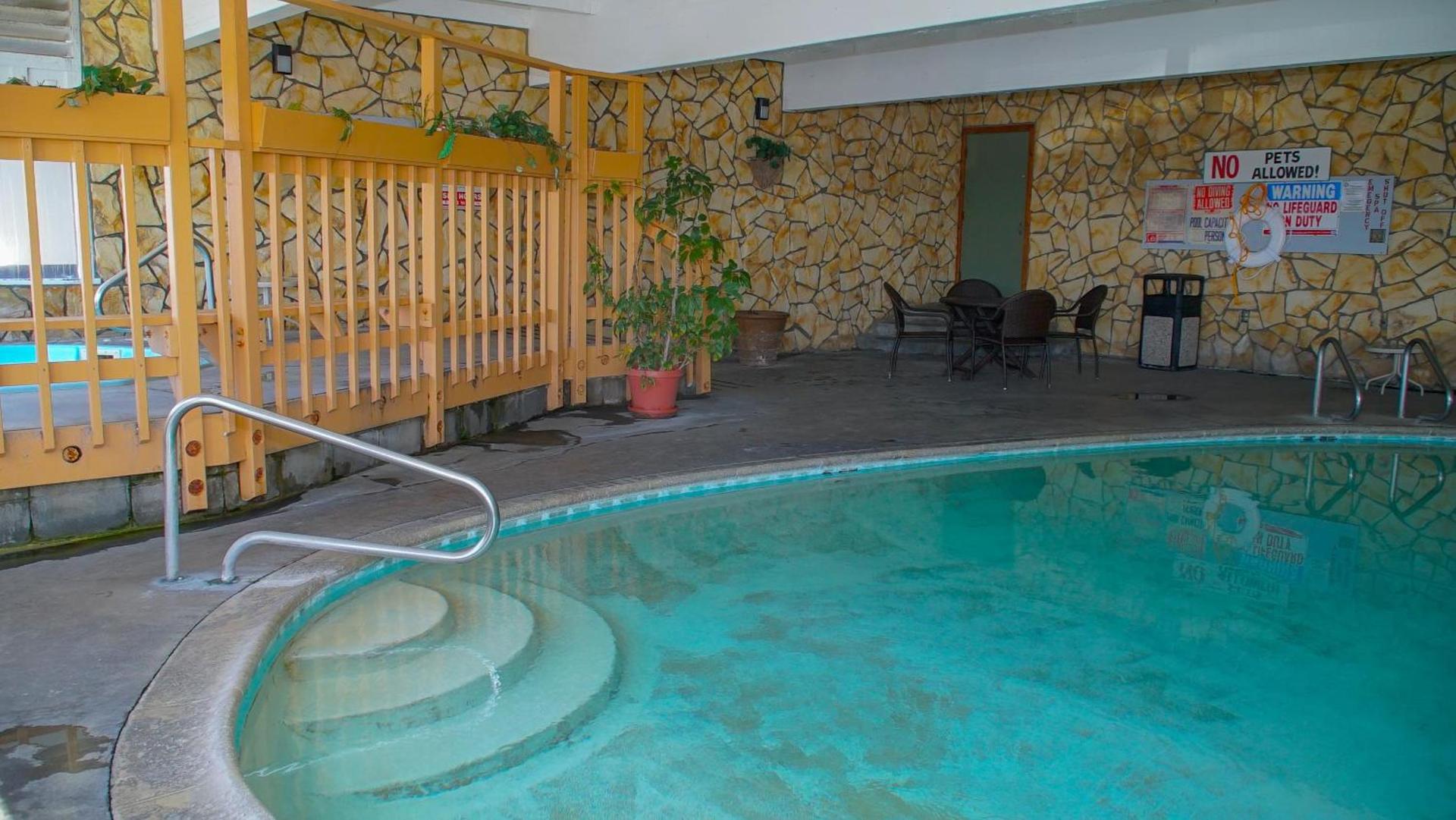 Silver Surf Motel photo 30
