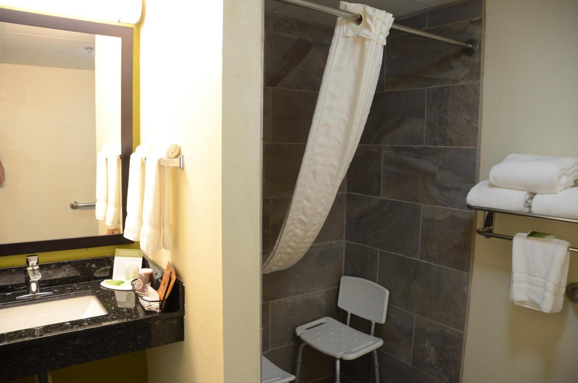 AmericInn by Wyndham West Burlington photo 44