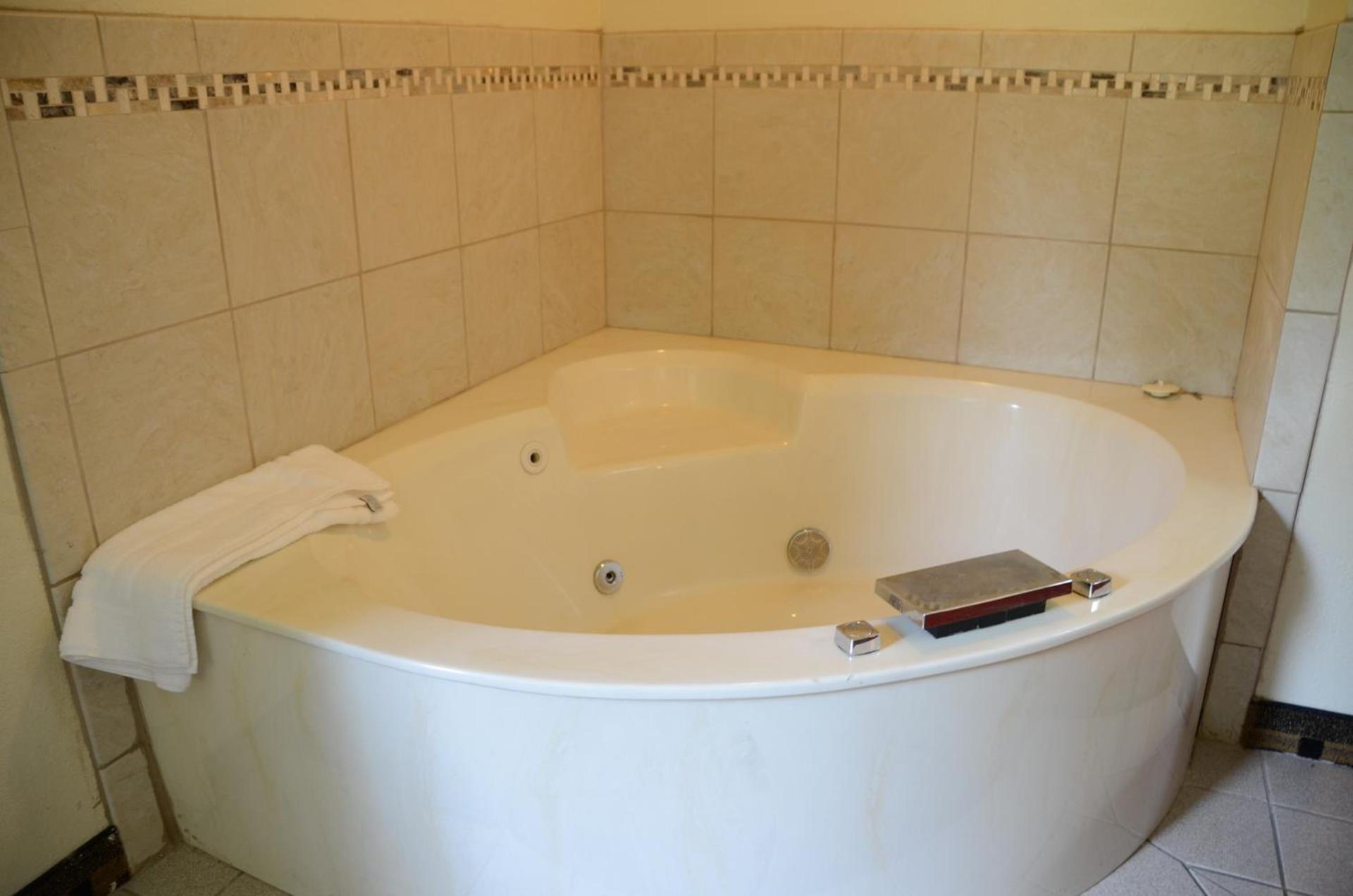 AmericInn by Wyndham West Burlington photo 45