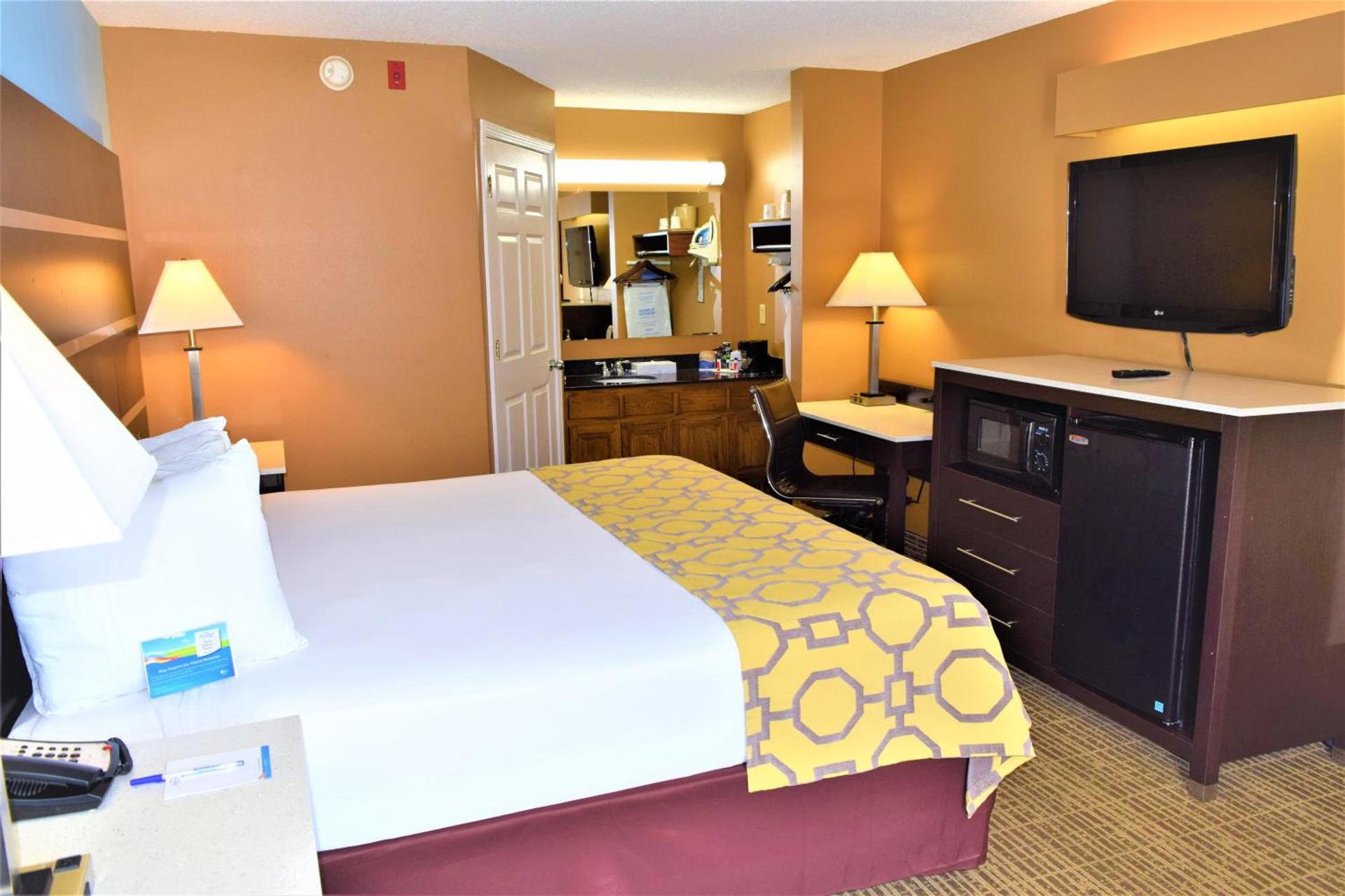 Baymont by Wyndham Forest City photo 40