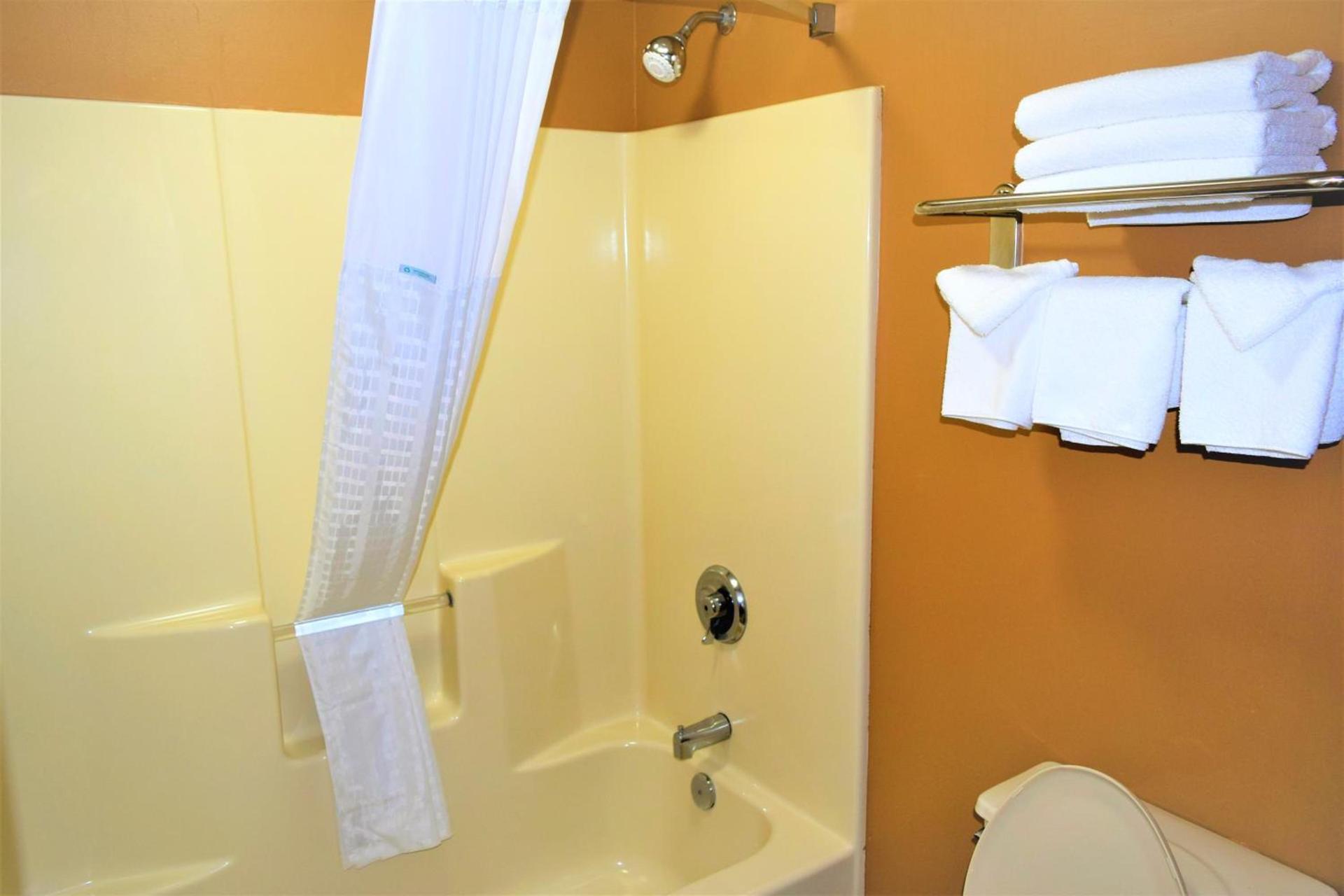 Baymont by Wyndham Forest City photo 12
