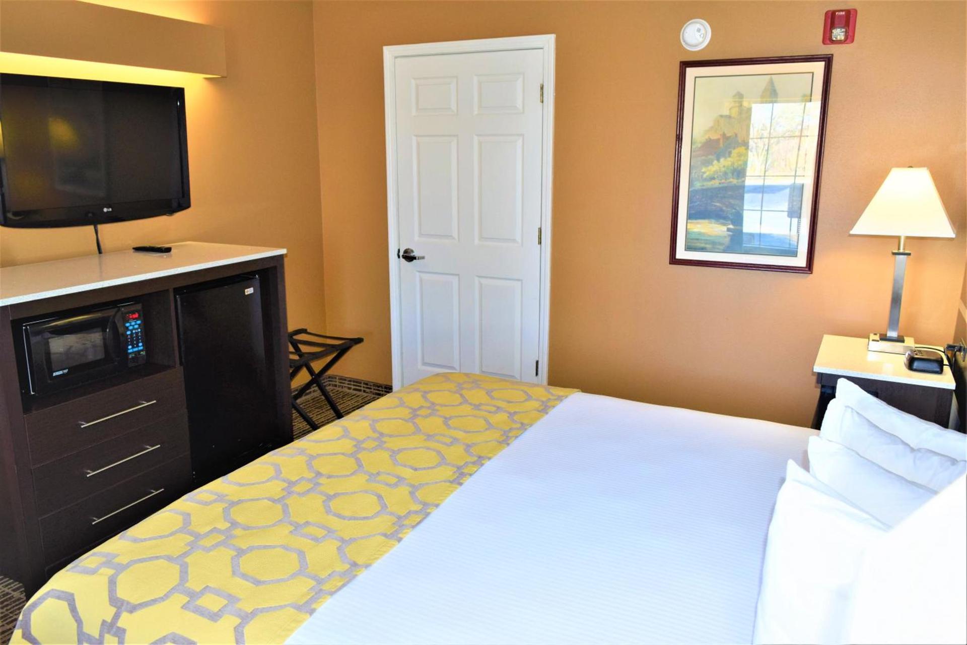 Baymont by Wyndham Forest City photo 21