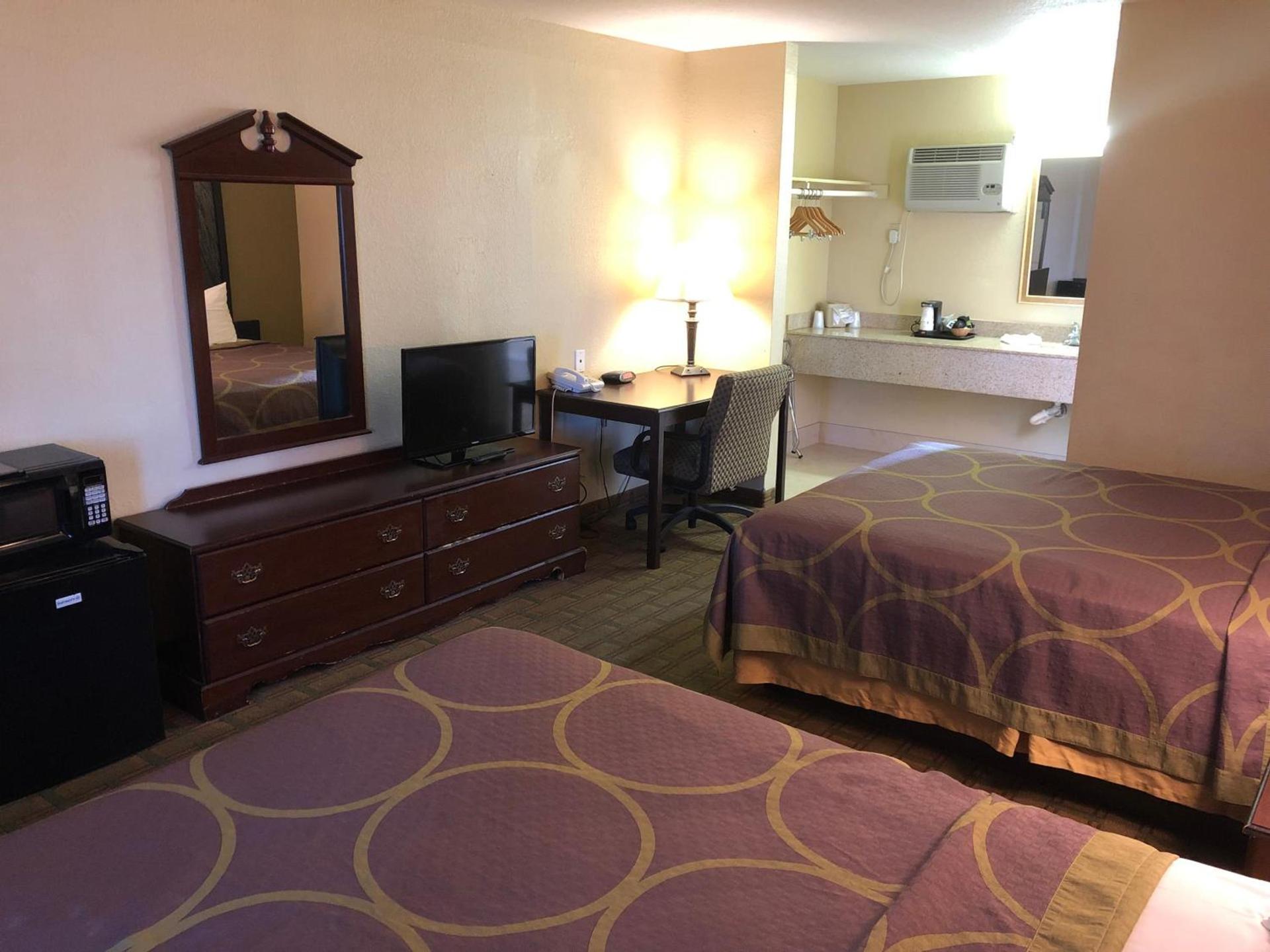 Super 8 by Wyndham Corning photo 28