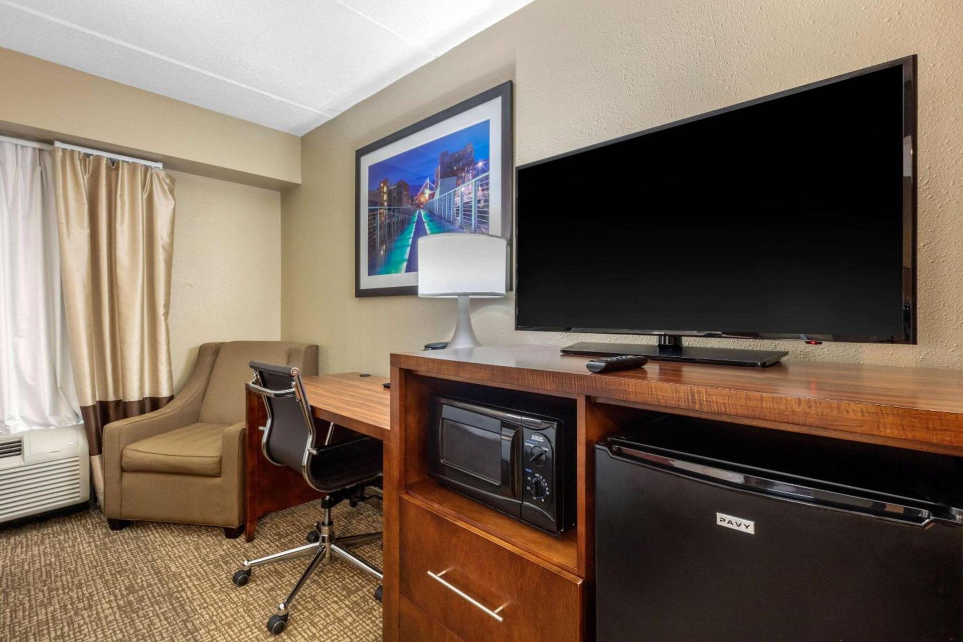 Comfort Inn & Suites Hamilton Place photo 29