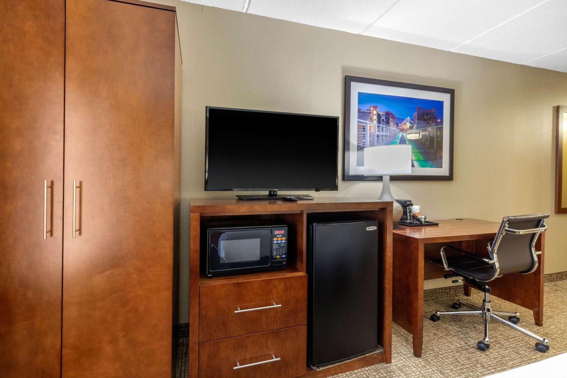 Comfort Inn & Suites Hamilton Place photo 6