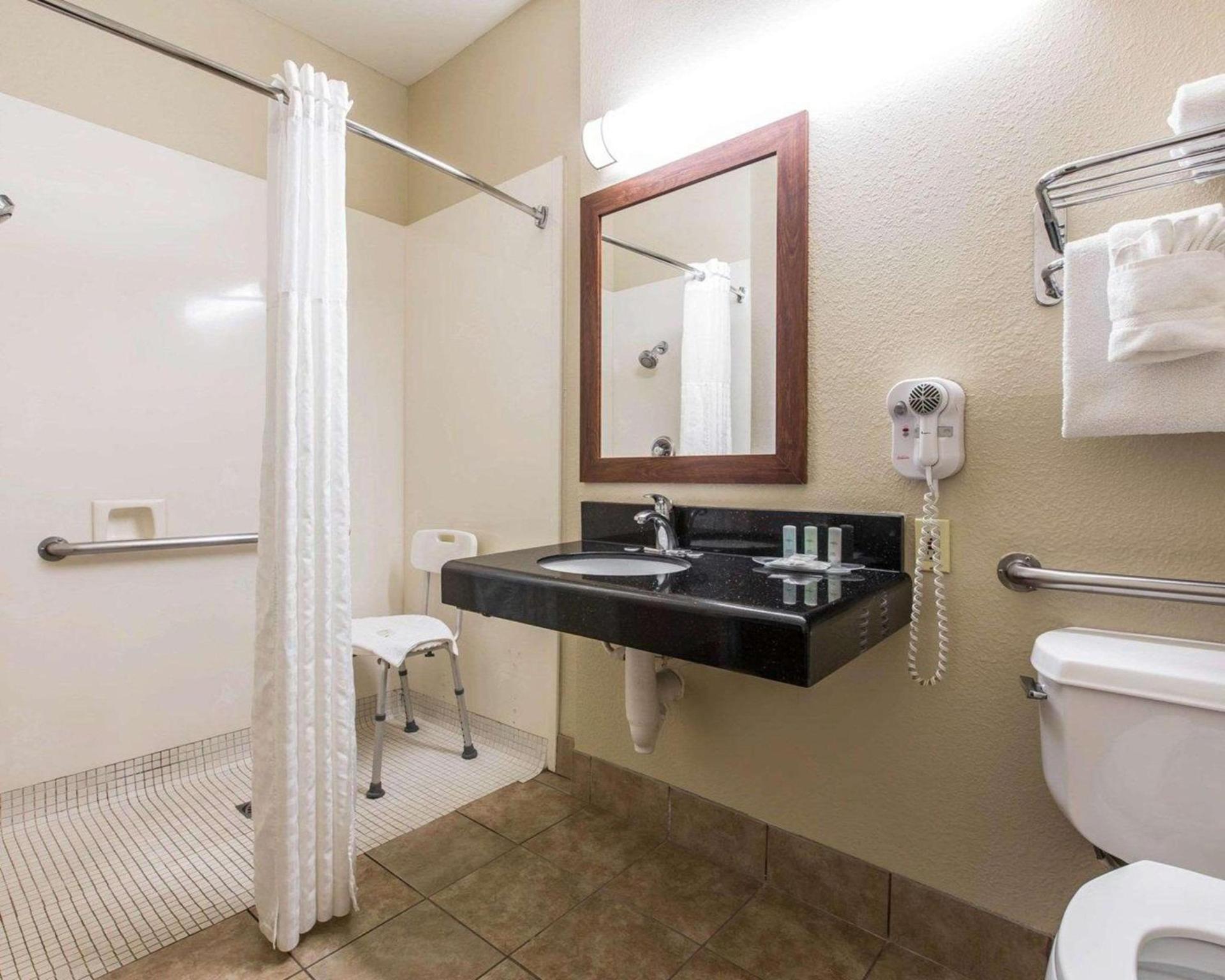 Comfort Suites Bakersfield photo 10