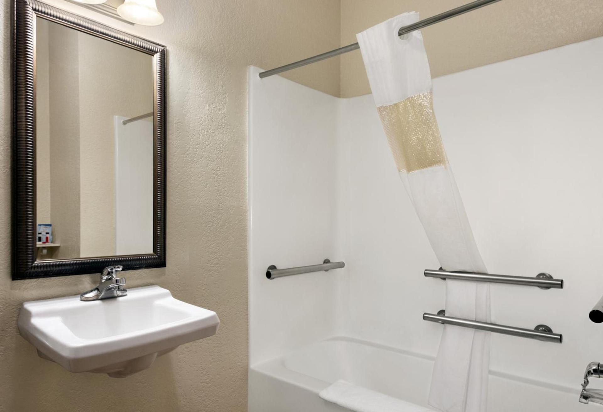 Baymont by Wyndham Elizabethtown photo 8