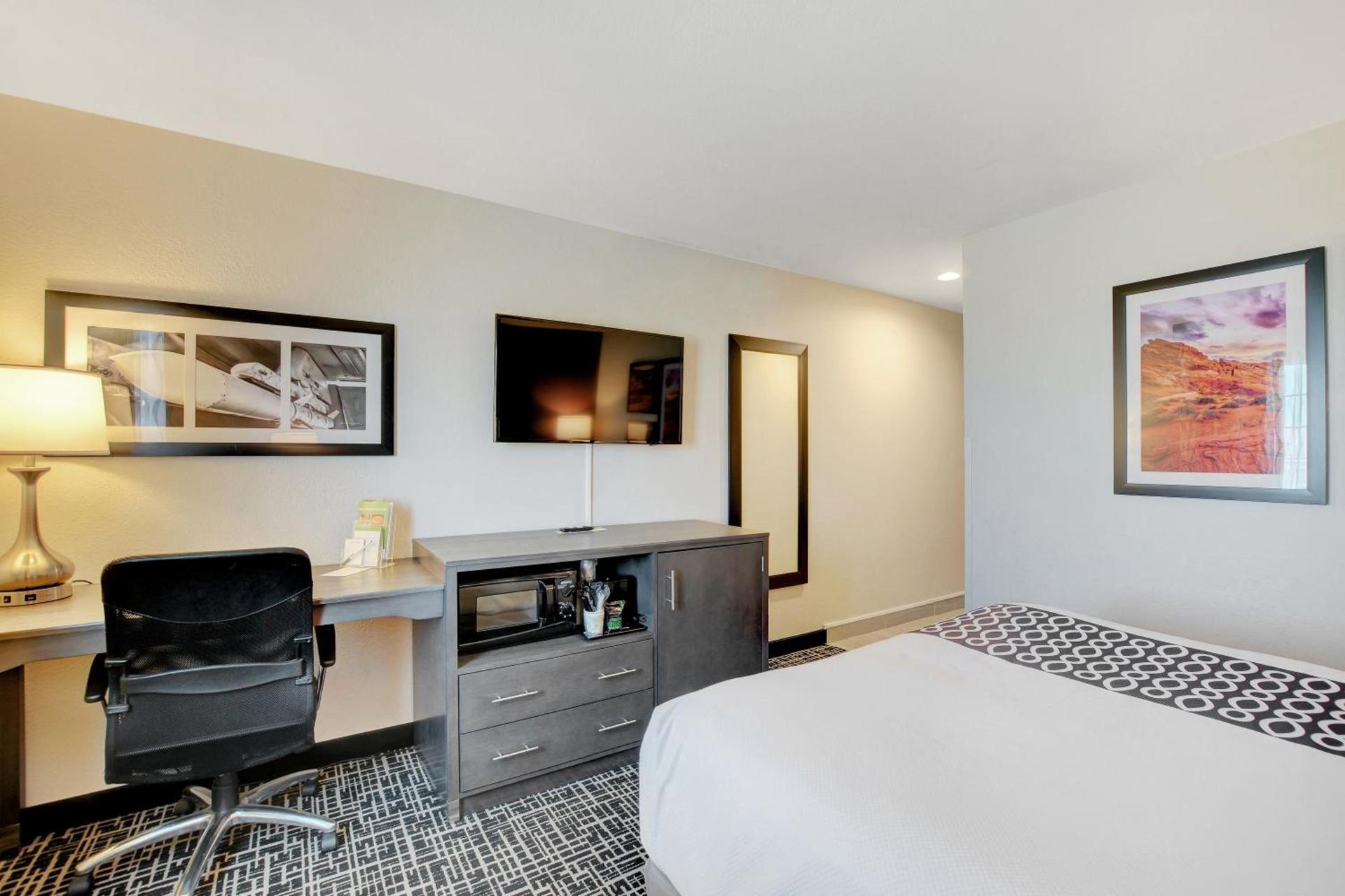 La Quinta Inn & Suites by Wyndham Las Vegas Nellis photo 44