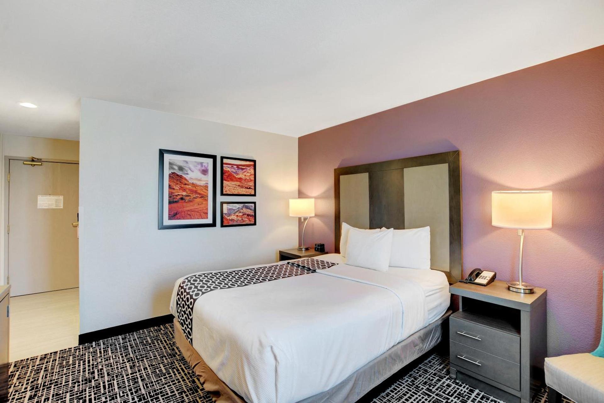 La Quinta Inn & Suites by Wyndham Las Vegas Nellis photo 57