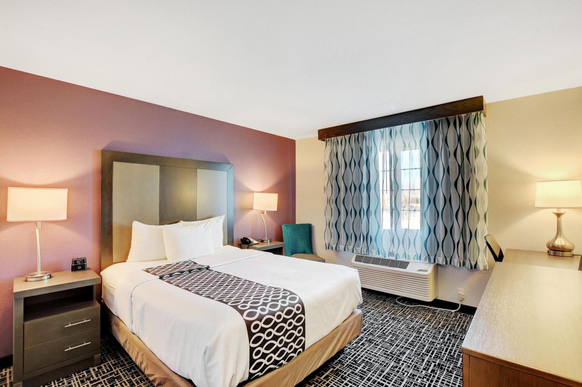La Quinta Inn & Suites by Wyndham Las Vegas Nellis photo 61