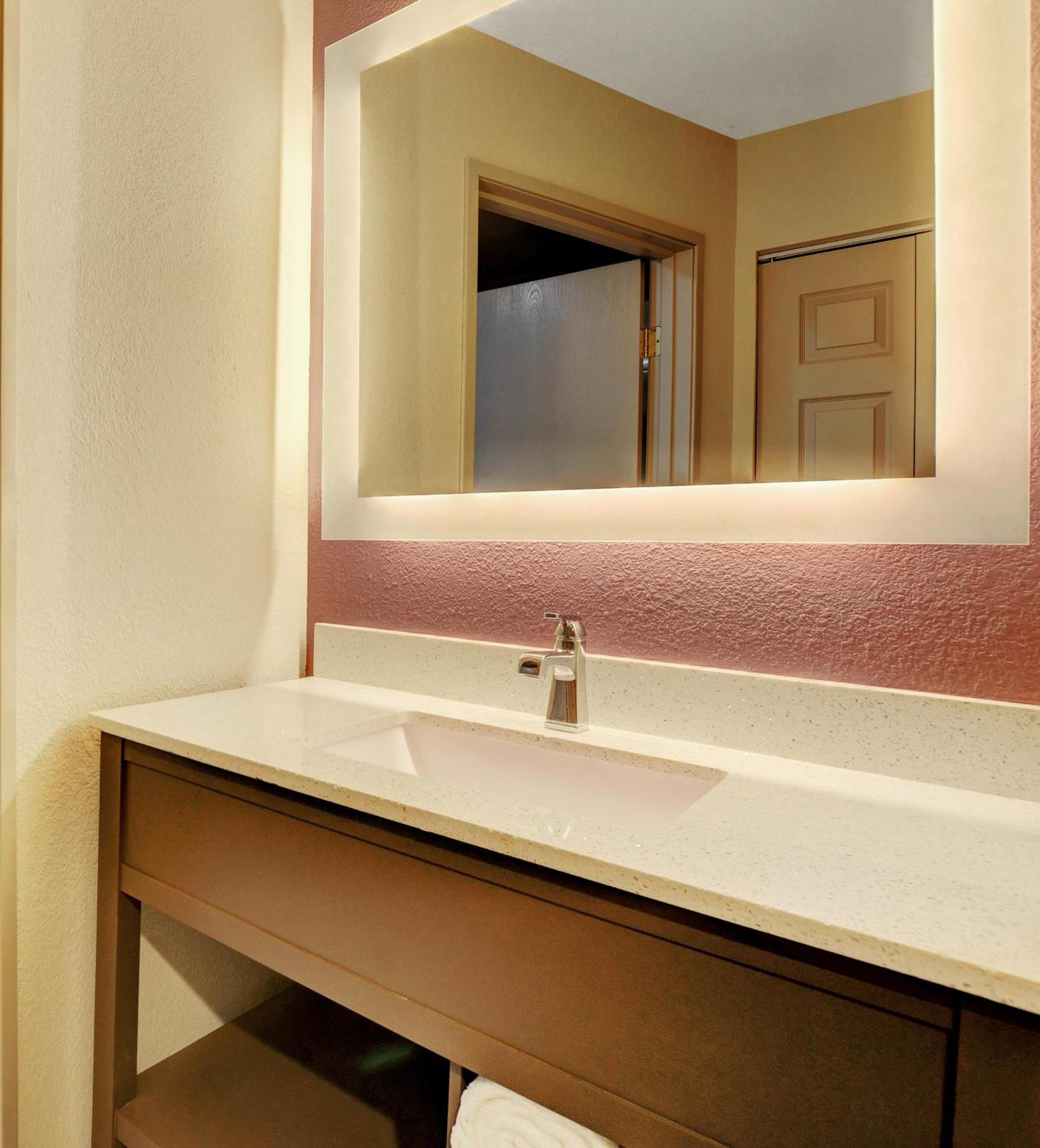 La Quinta Inn & Suites by Wyndham Las Vegas Nellis photo 58