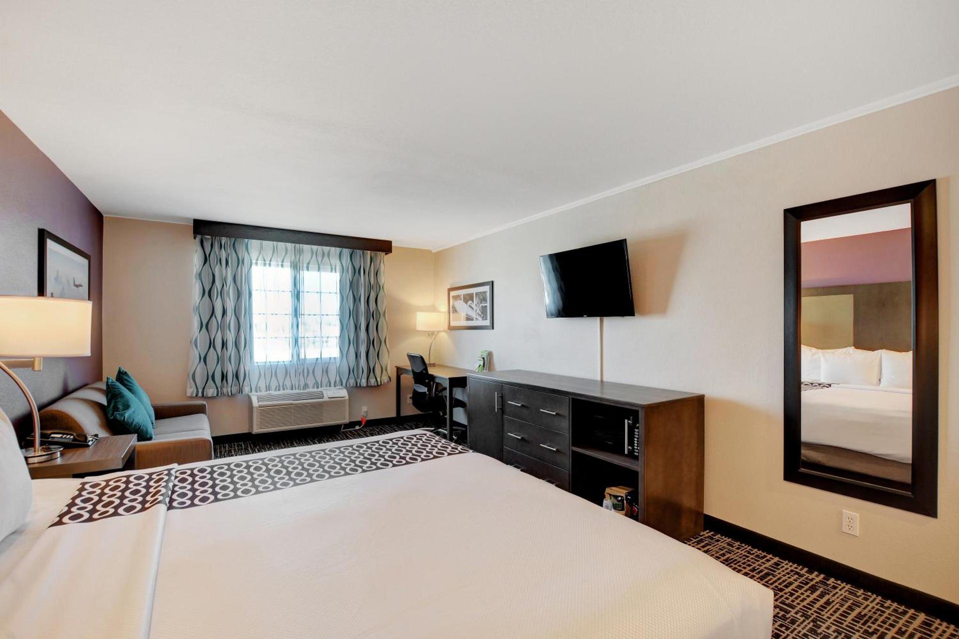 La Quinta Inn & Suites by Wyndham Las Vegas Nellis photo 43