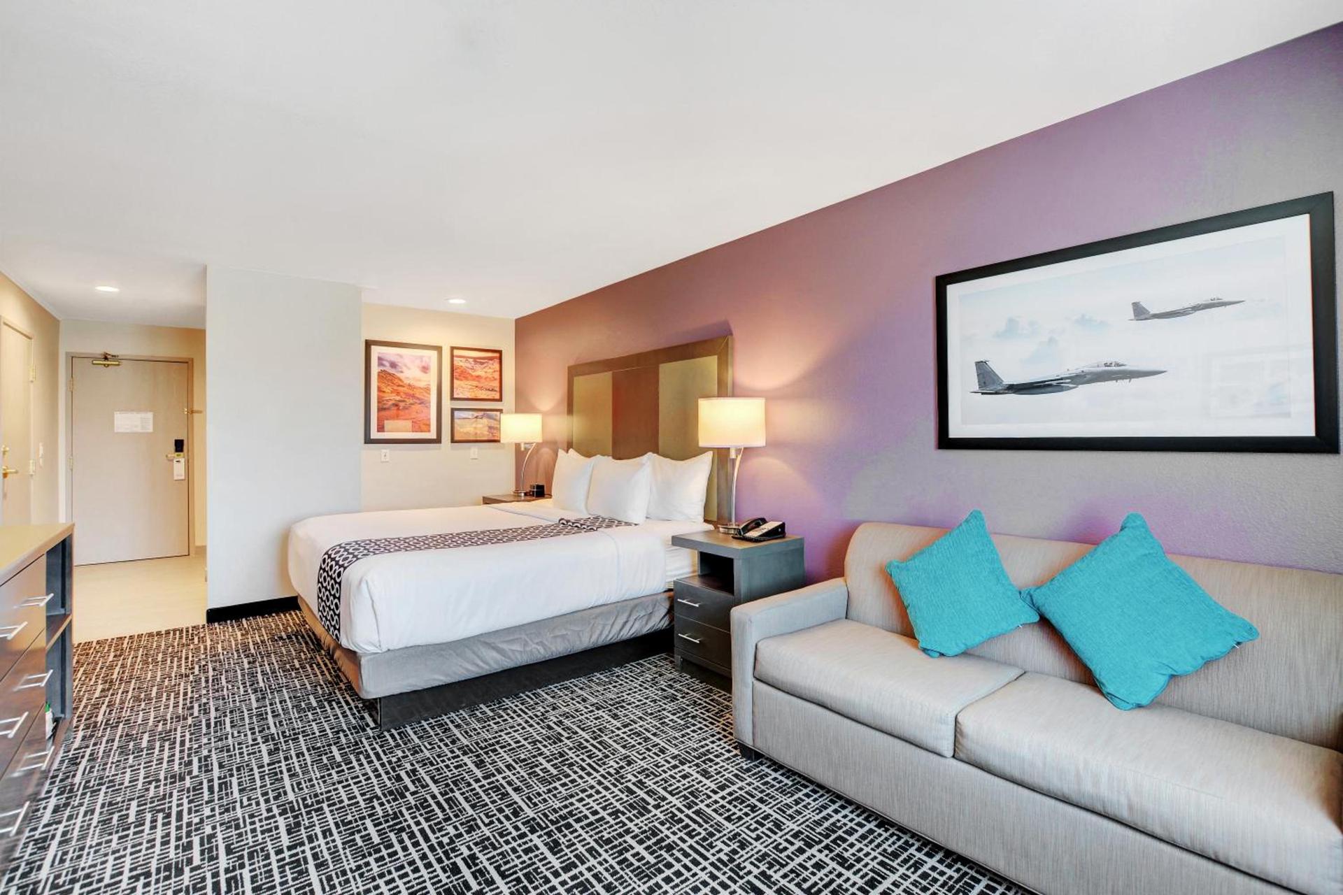 La Quinta Inn & Suites by Wyndham Las Vegas Nellis photo 48