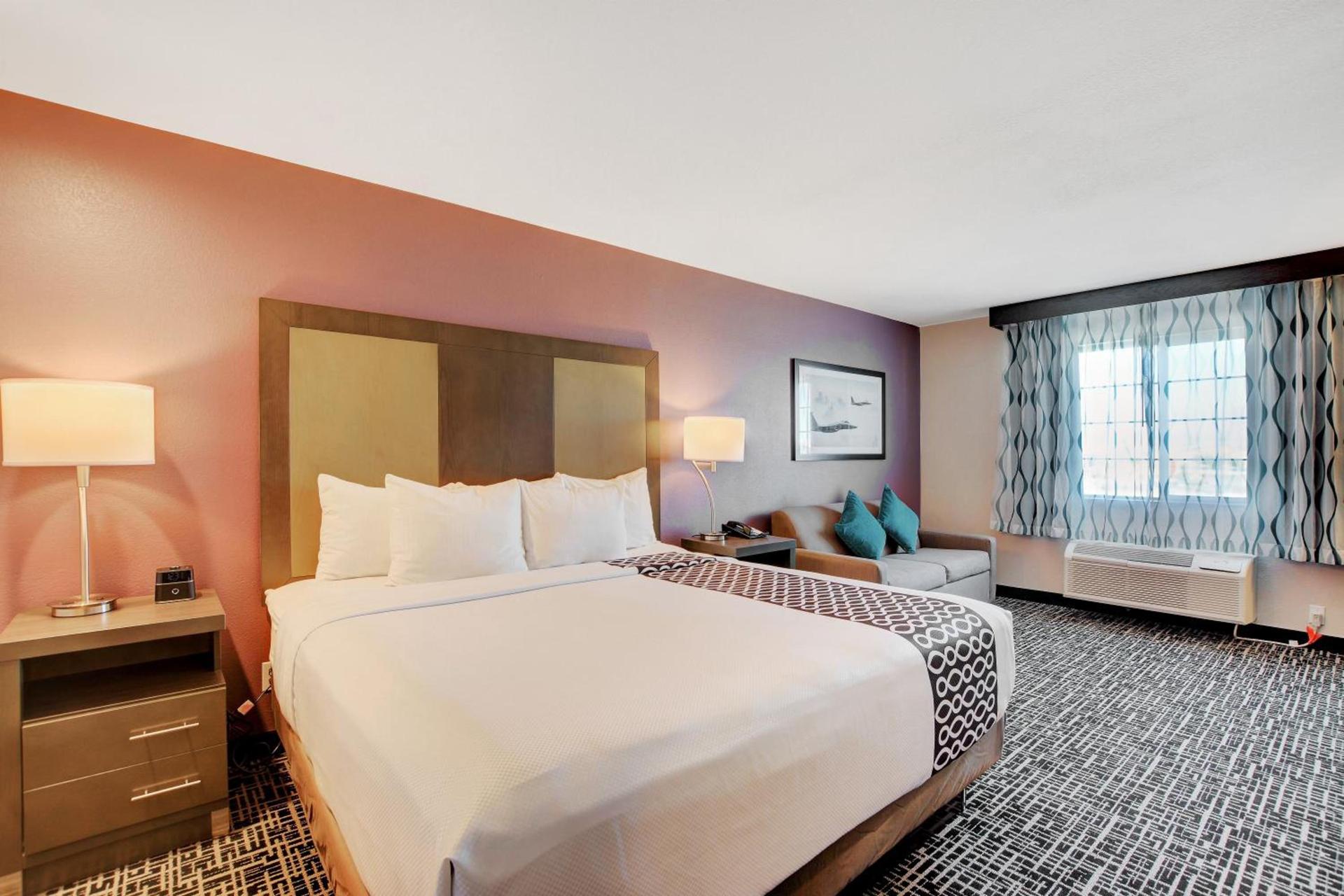 La Quinta Inn & Suites by Wyndham Las Vegas Nellis photo 49