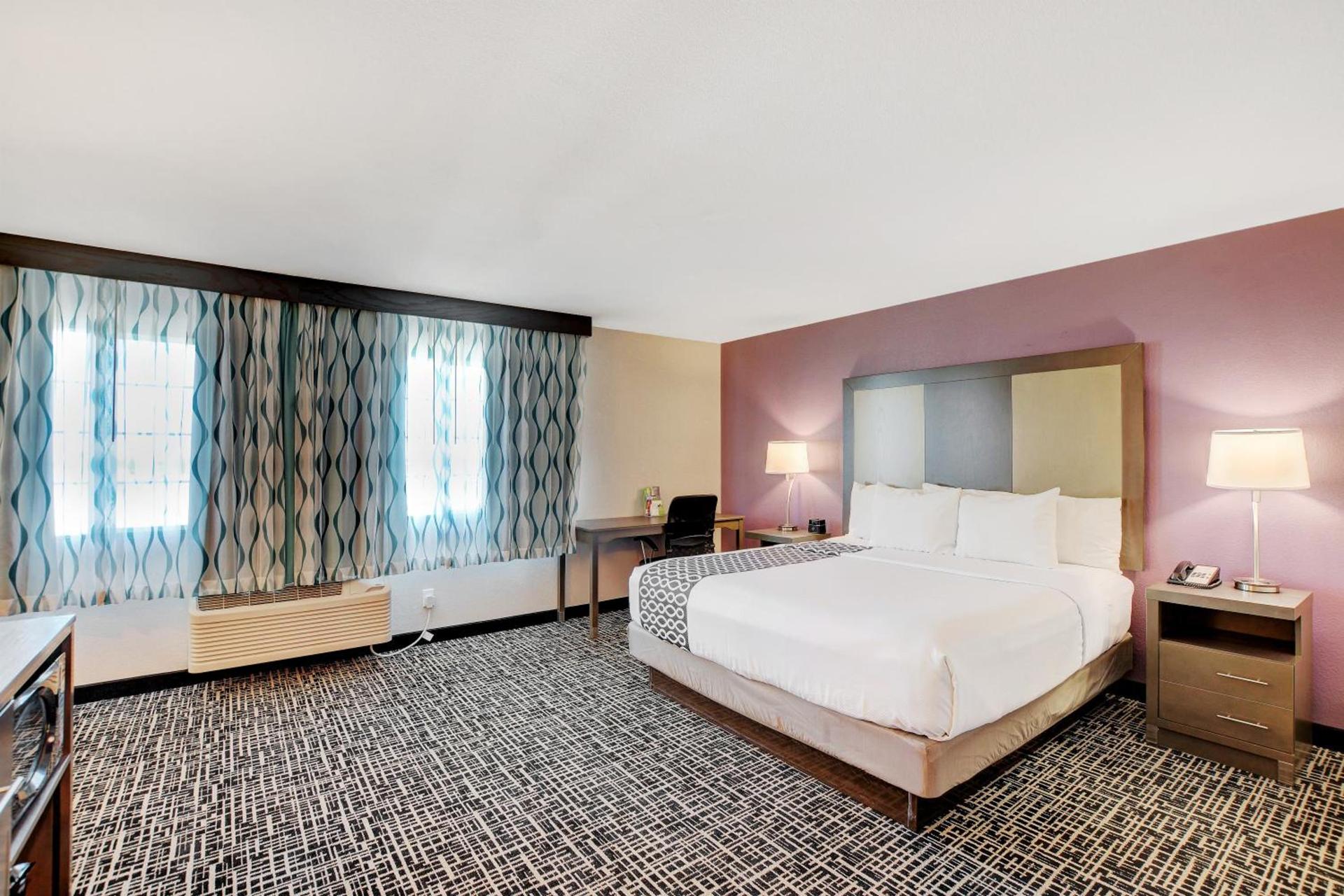 La Quinta Inn & Suites by Wyndham Las Vegas Nellis photo 42
