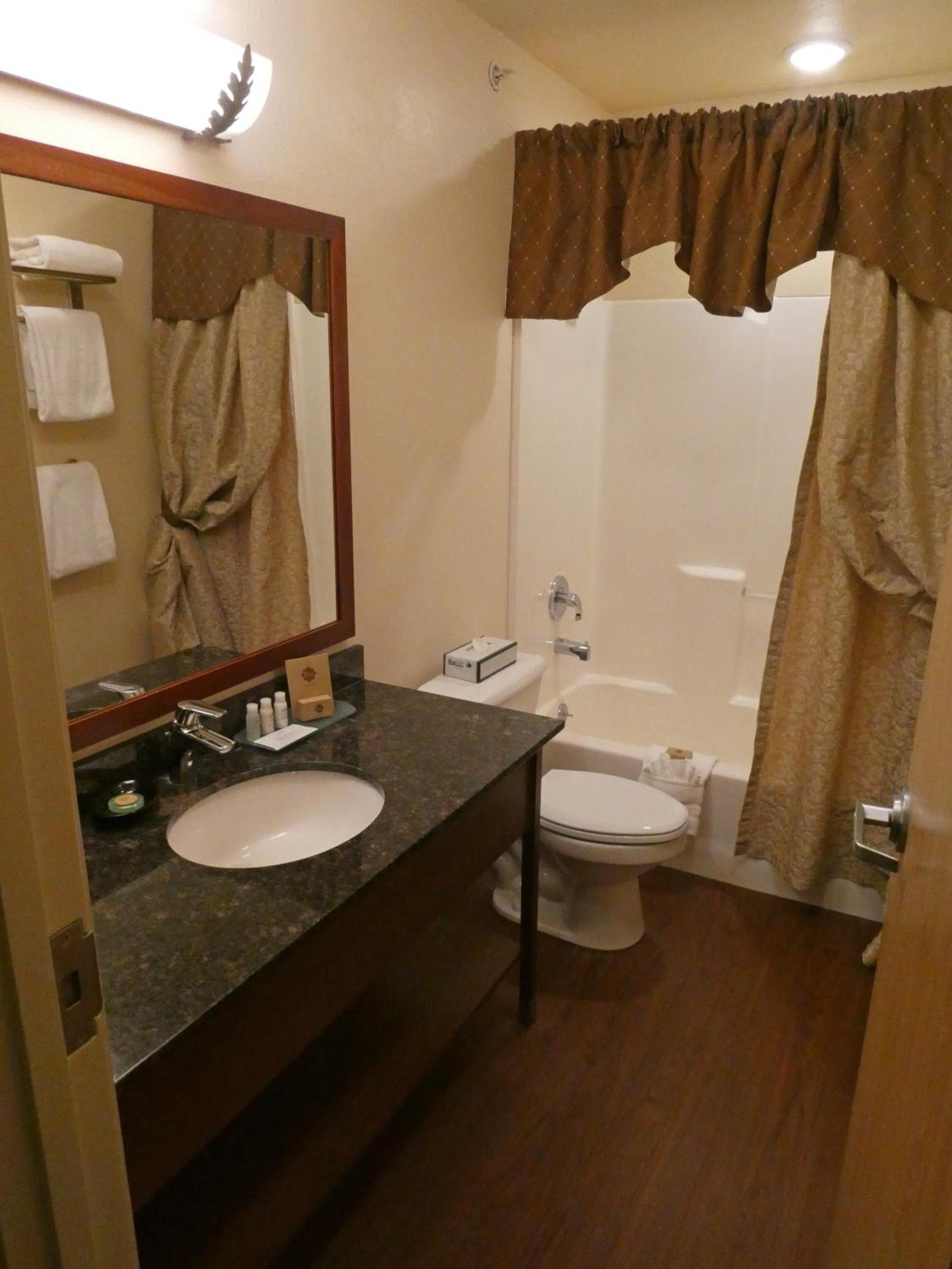 Pike's Waterfront Lodge photo 7