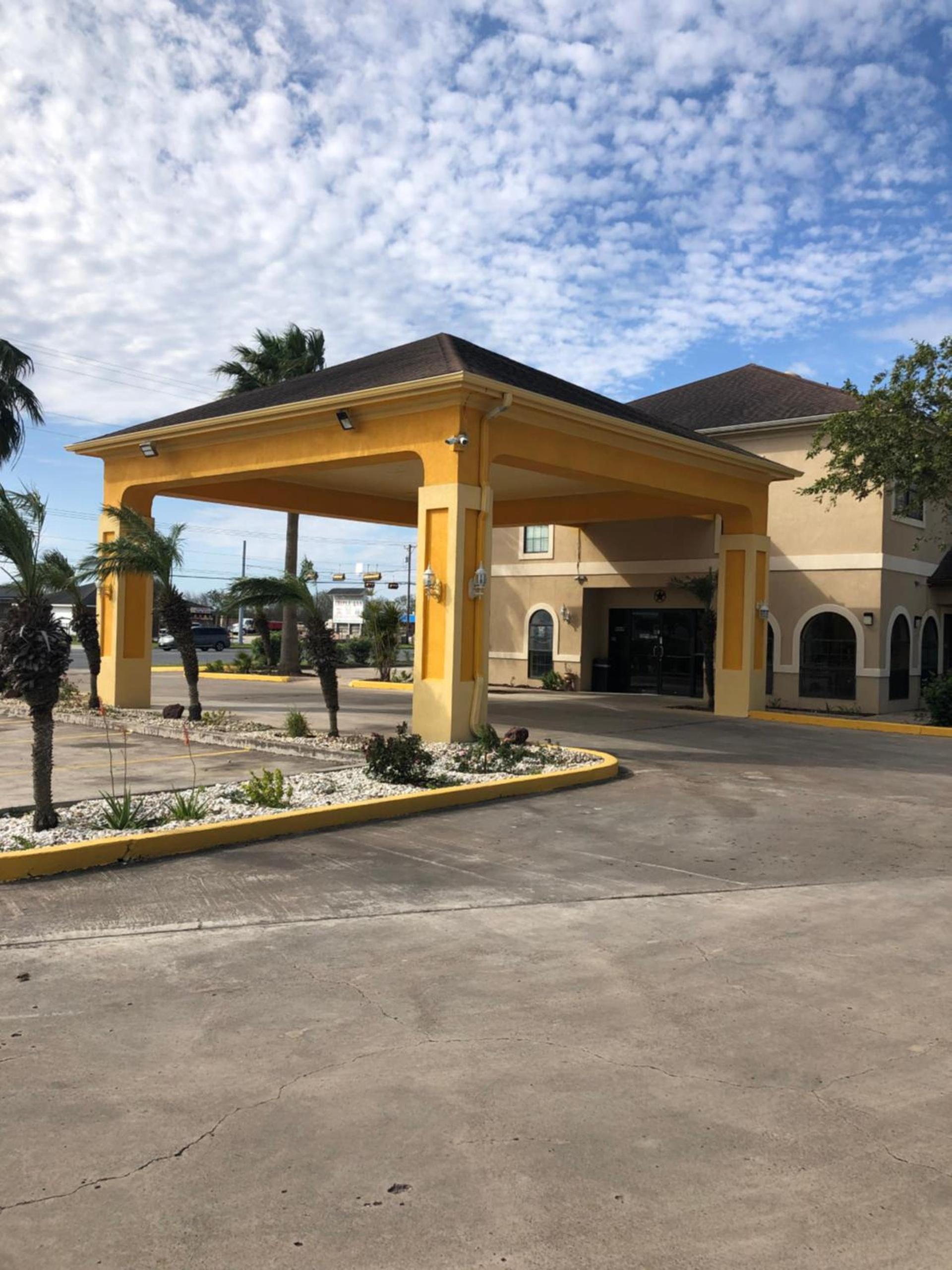 Los Fresnos Inn and Suites photo 79