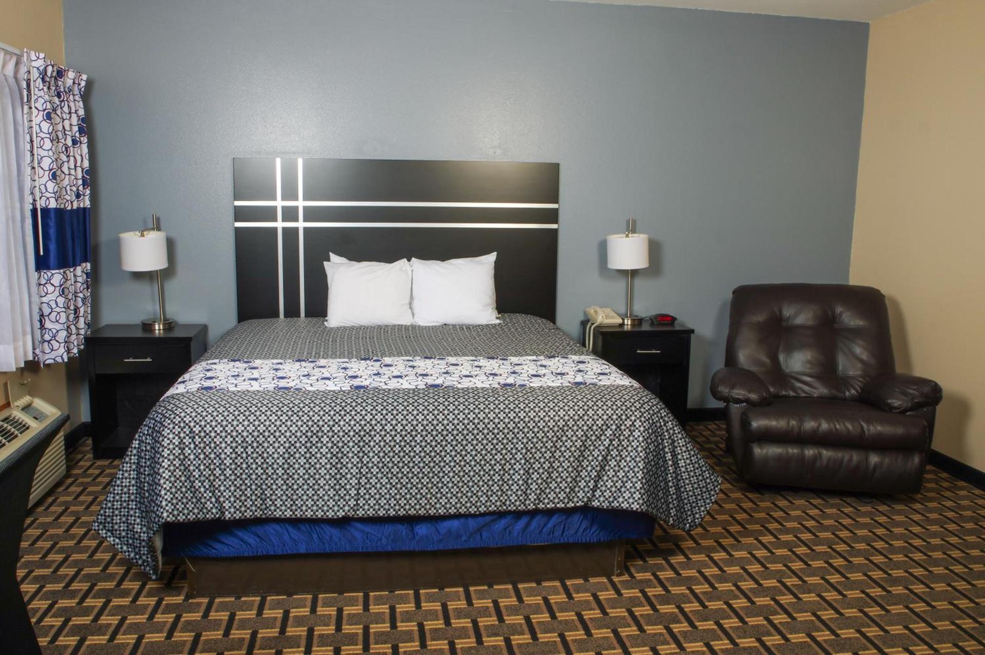 DUTCH INN AND SUITES photo 11